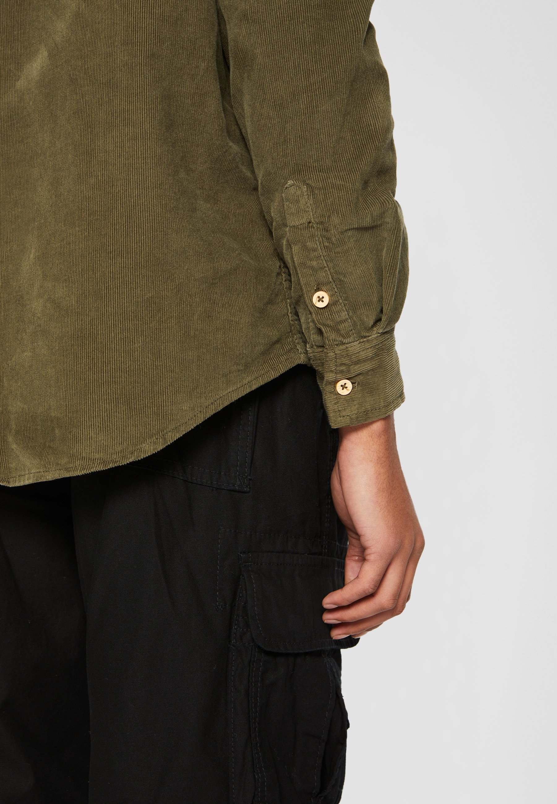 Camicia in velluto a coste Urban Classics - Camicia - verde oliva