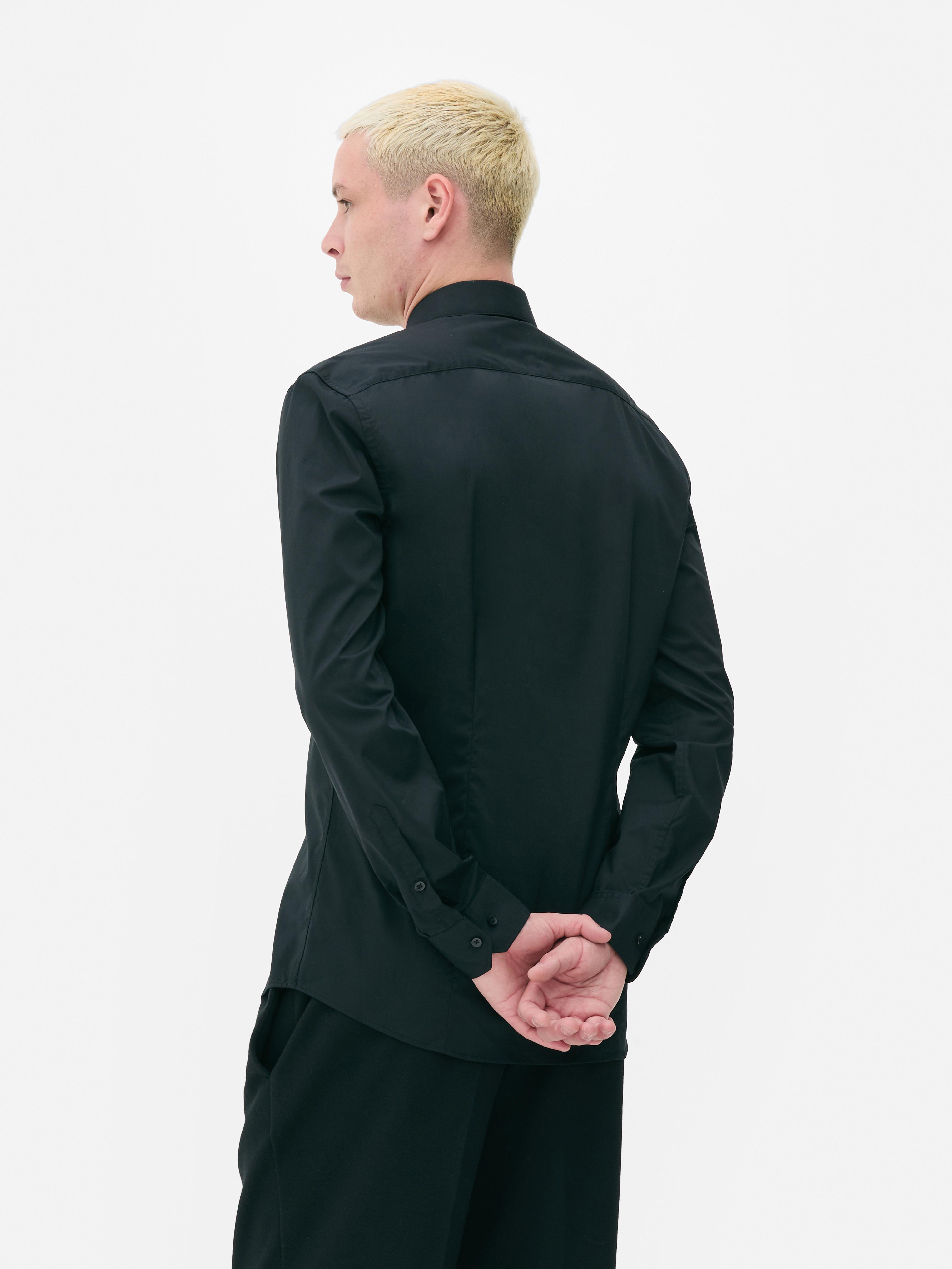 Stretch-Hemd mit Knopfleiste. Ein schmal geschnittenes Hemd mit Kragen und Knopfleiste vorne.