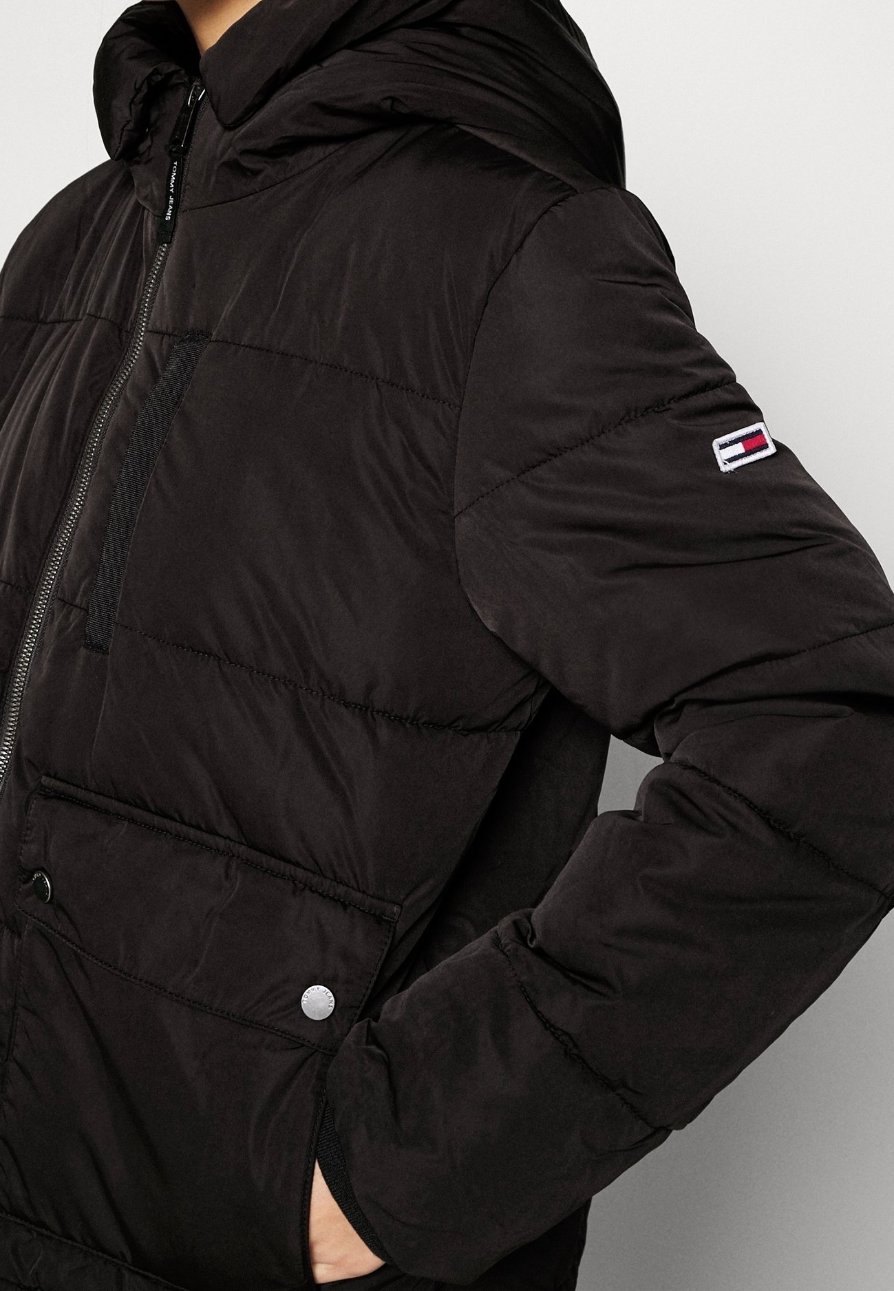 Zimska jakna Tommy Jeans - črna