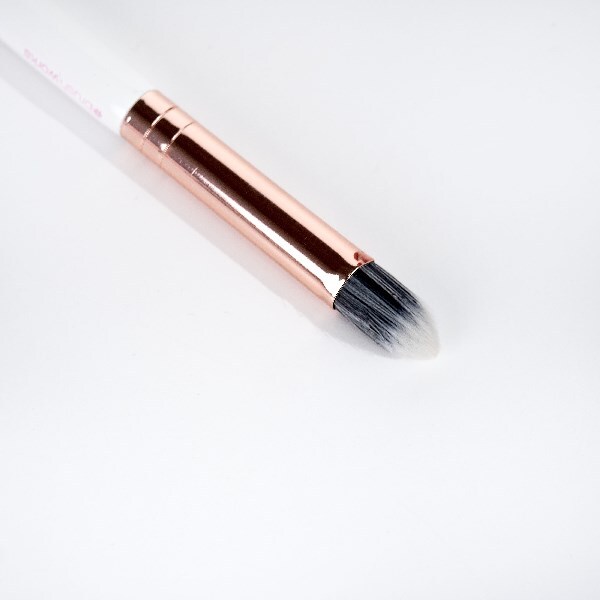 Štětec Brushworks White & Gold na zvýrazňování a konturování