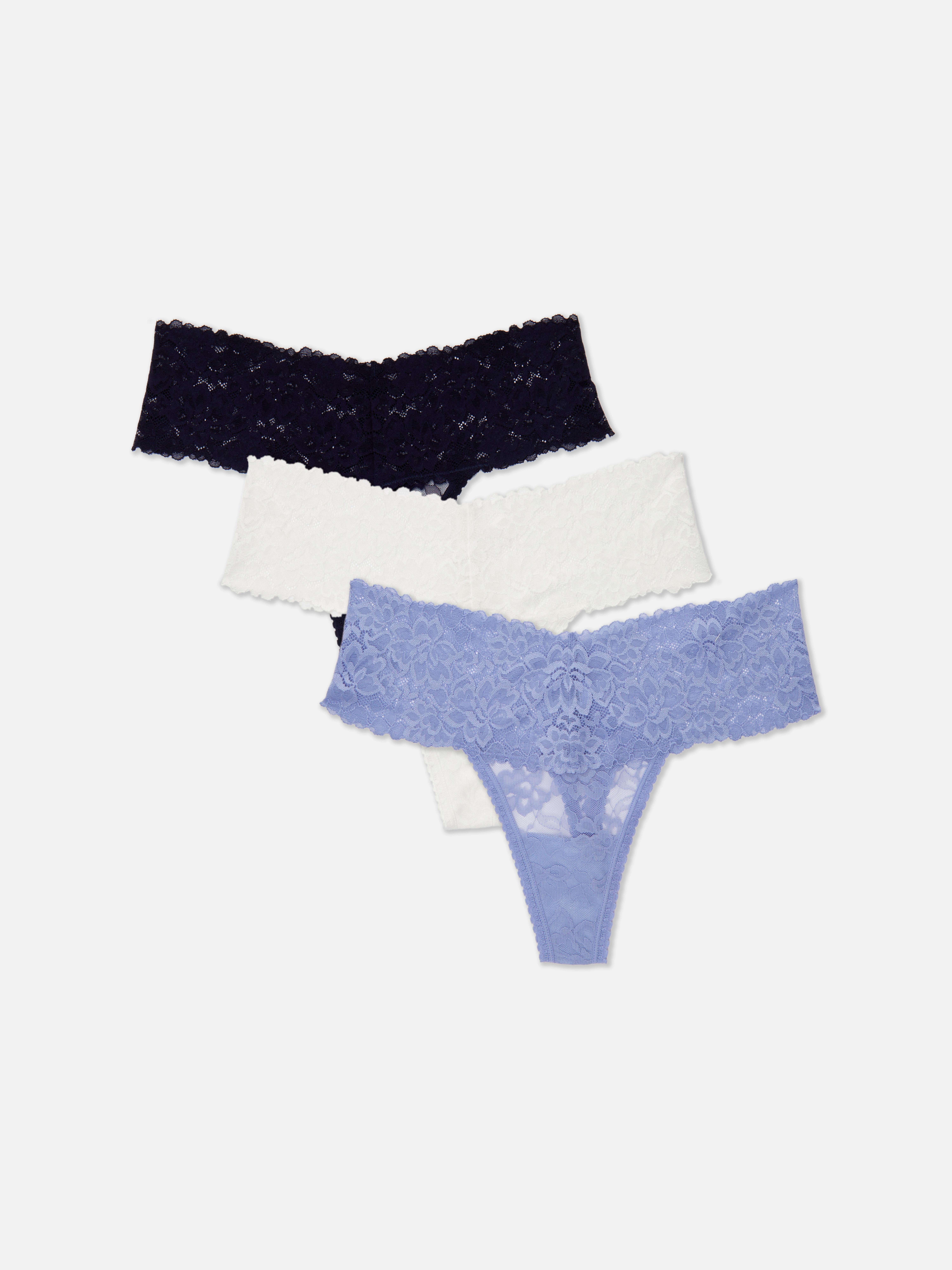 Bandeaustrings met brede band en kant, set van 3 Deze bandeaustrings met hun brede kanten taillebanden zijn pure en sensuele basics