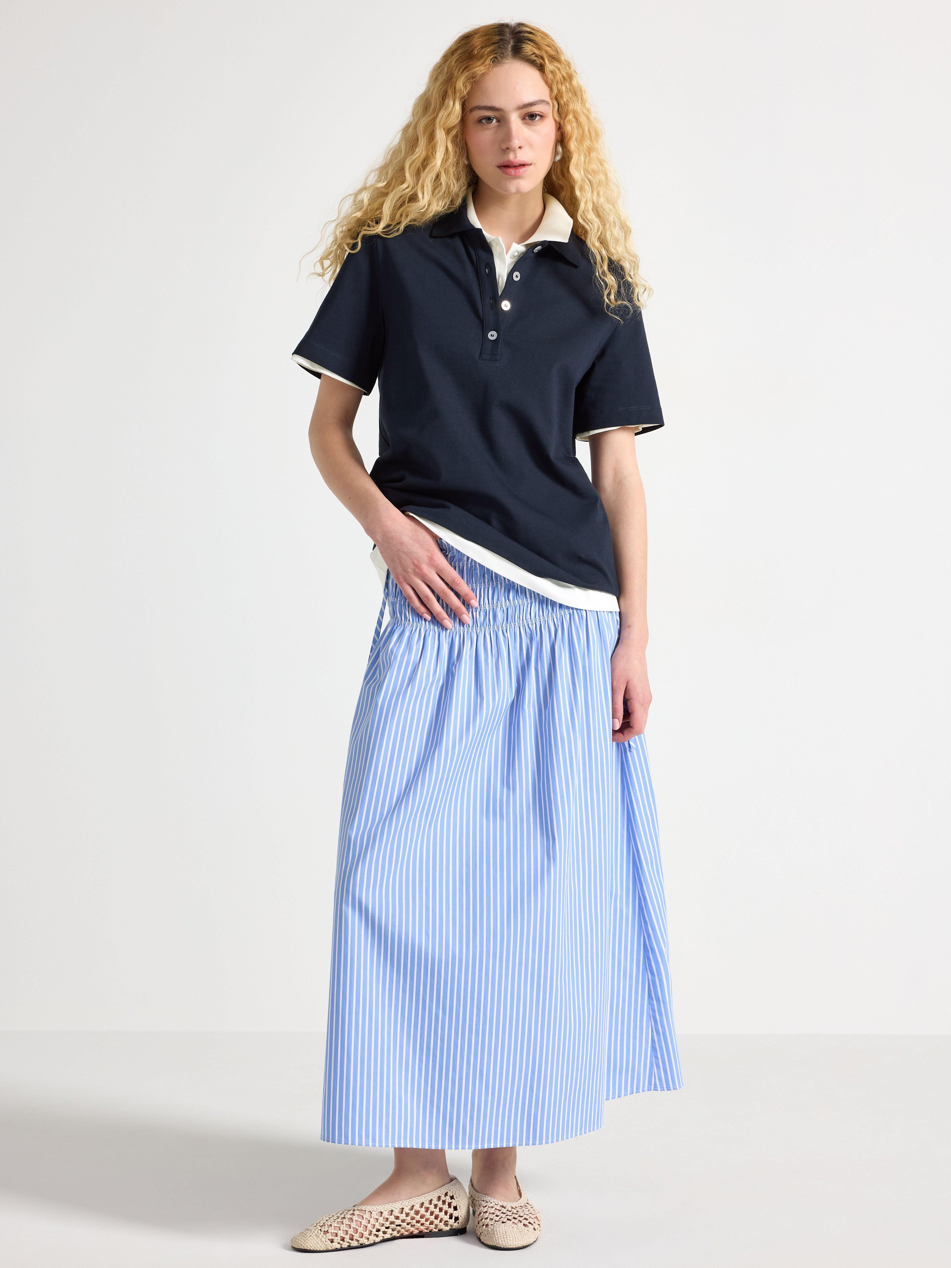 Blusa com gola azul marinho escuro