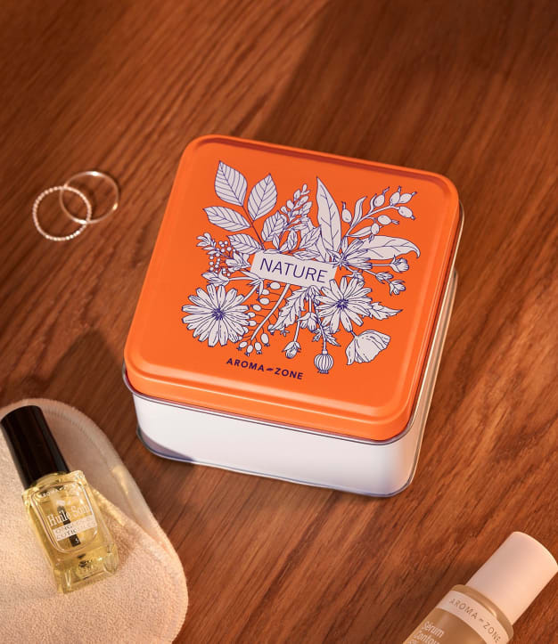 Pequeña caja metálica de estilo bohemio con motivos naturales.