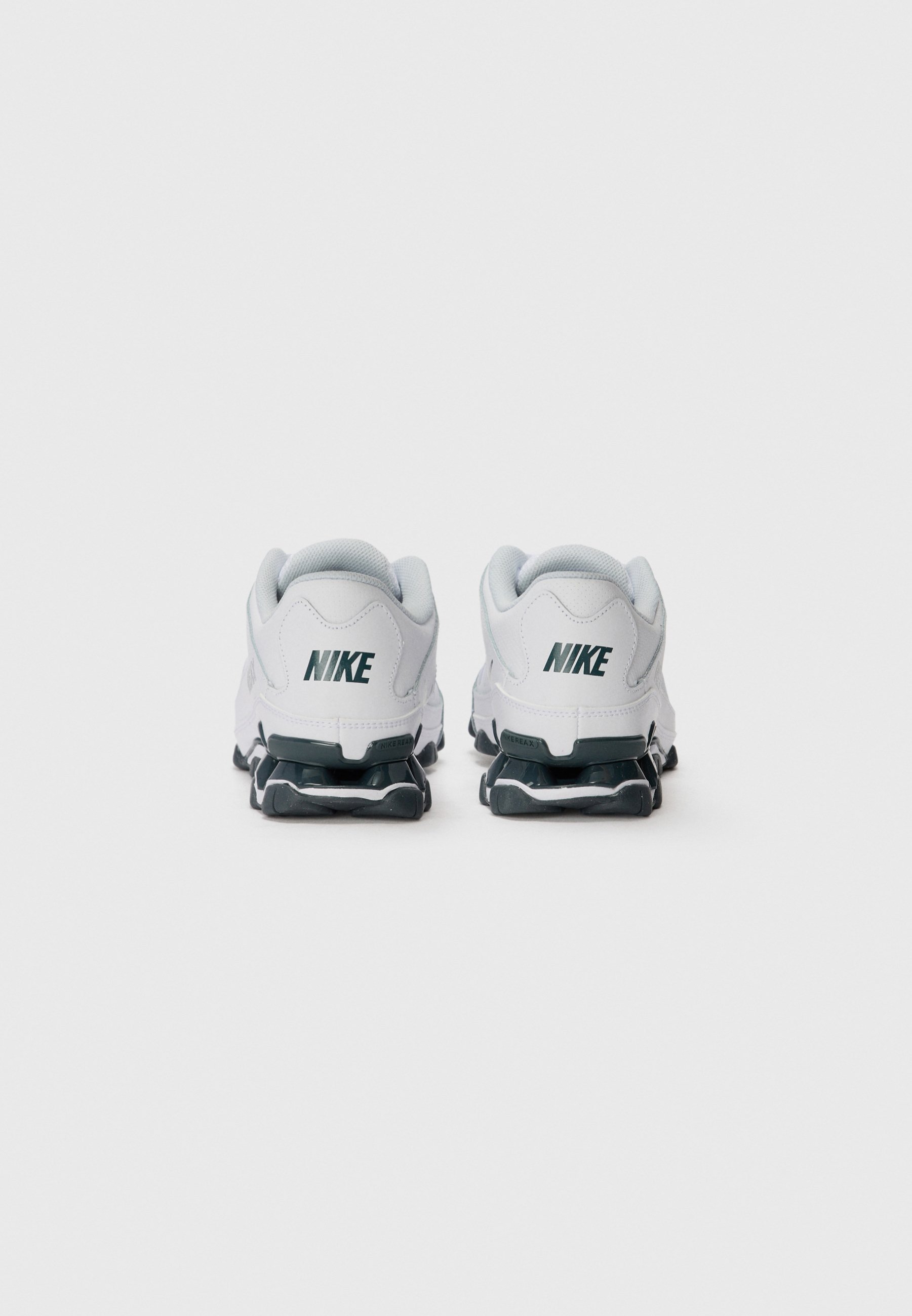 Nike Performance REAX 8 TR - Tréninková bota - bílá/metalická stříbrná/čistá platinová