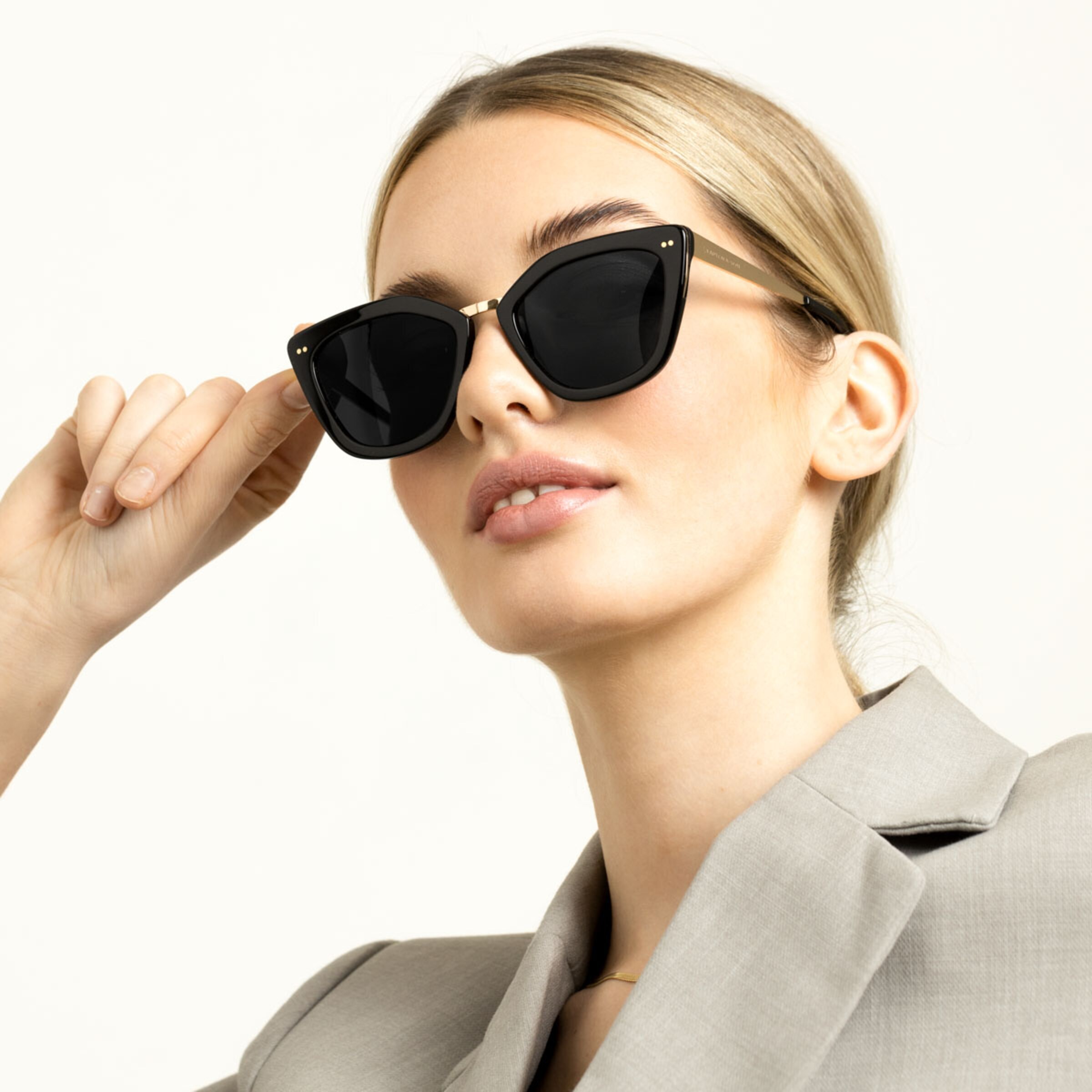 Sydney All Black avec lunettes de vue