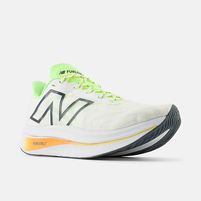 Tênis de treino feminino FuelCell SuperComp v2 – Branco com detalhes em verde limão e laranja.