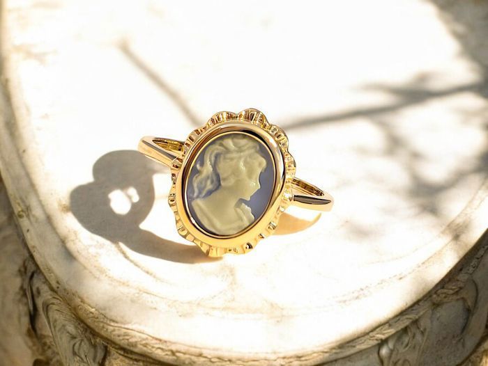 Anillo con camafeo azul, chapado en oro de 18 quilates.