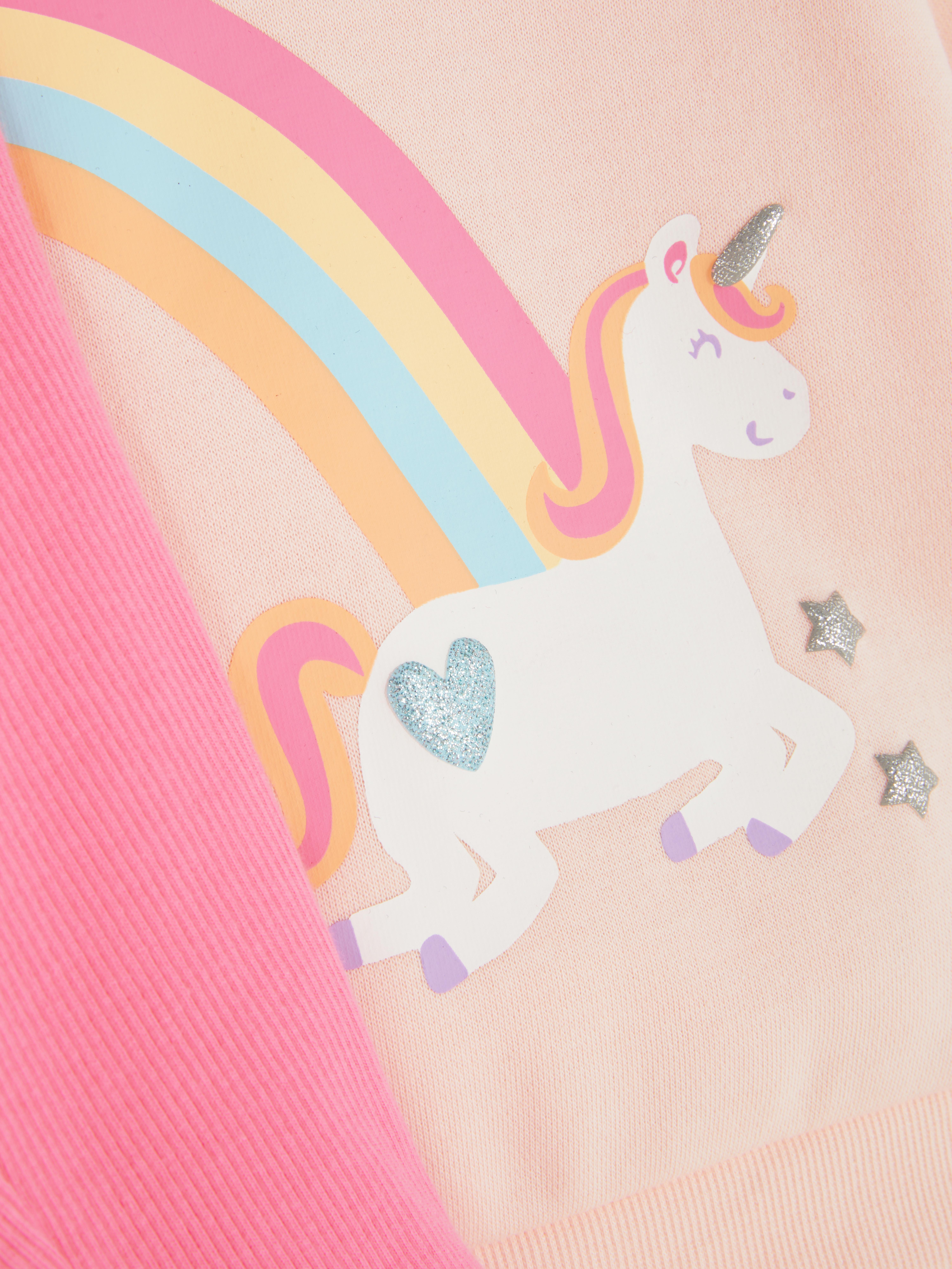 Completo coordinato con felpa e leggings con unicorno. Il tuo piccolo starà comodo tutto il giorno con questo morbido completo composto da felpa e leggings.