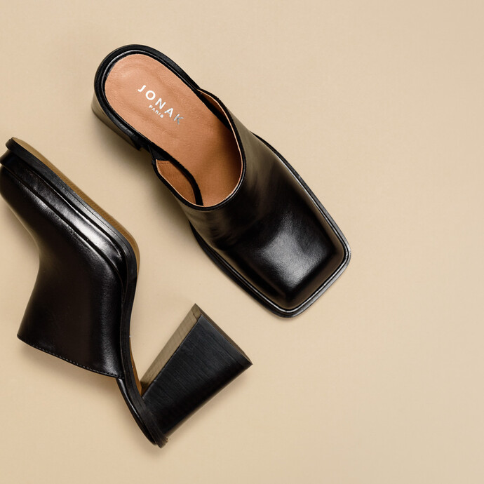 Mules à bouts carrés et talons épais  en cuir noir