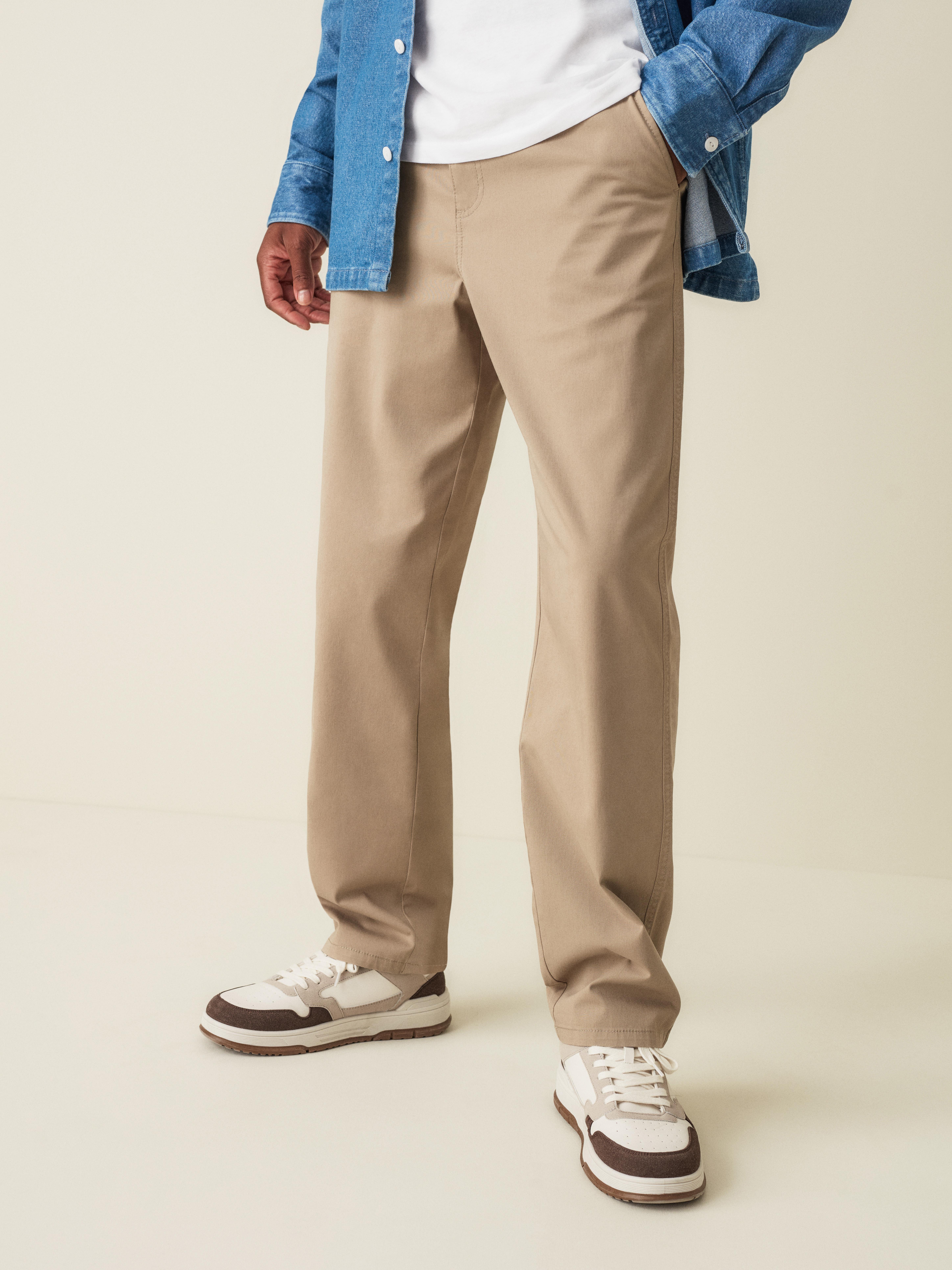Pantaloni cu talie elastică. Acești pantaloni eleganți cu talie elastică sunt extrem de confortabili și se potrivesc perfect.