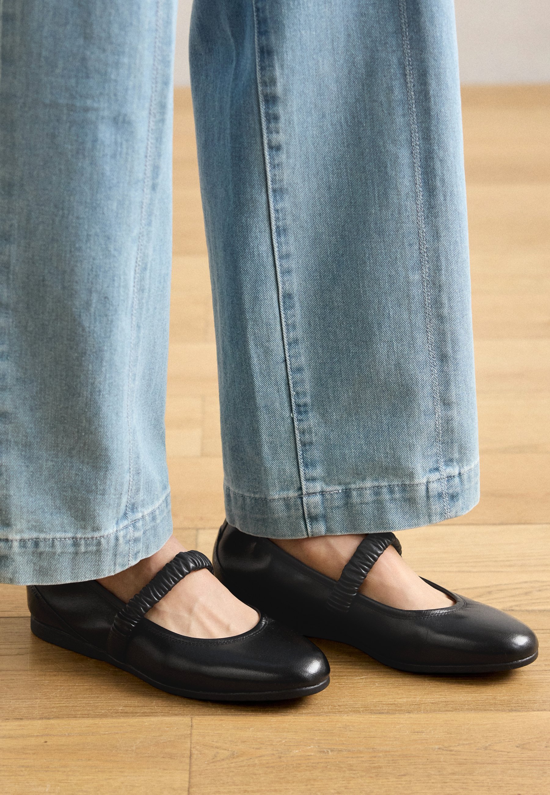 Ballerine Tamaris con cinturino alla caviglia - nere