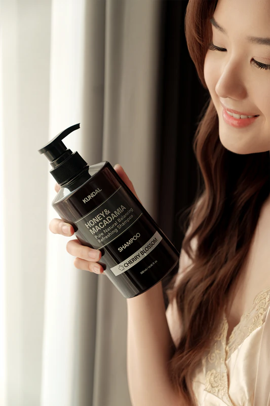 Shampoo natural KUNDAL com mel e flor de cerejeira macadâmia para cabelos secos e danificados.