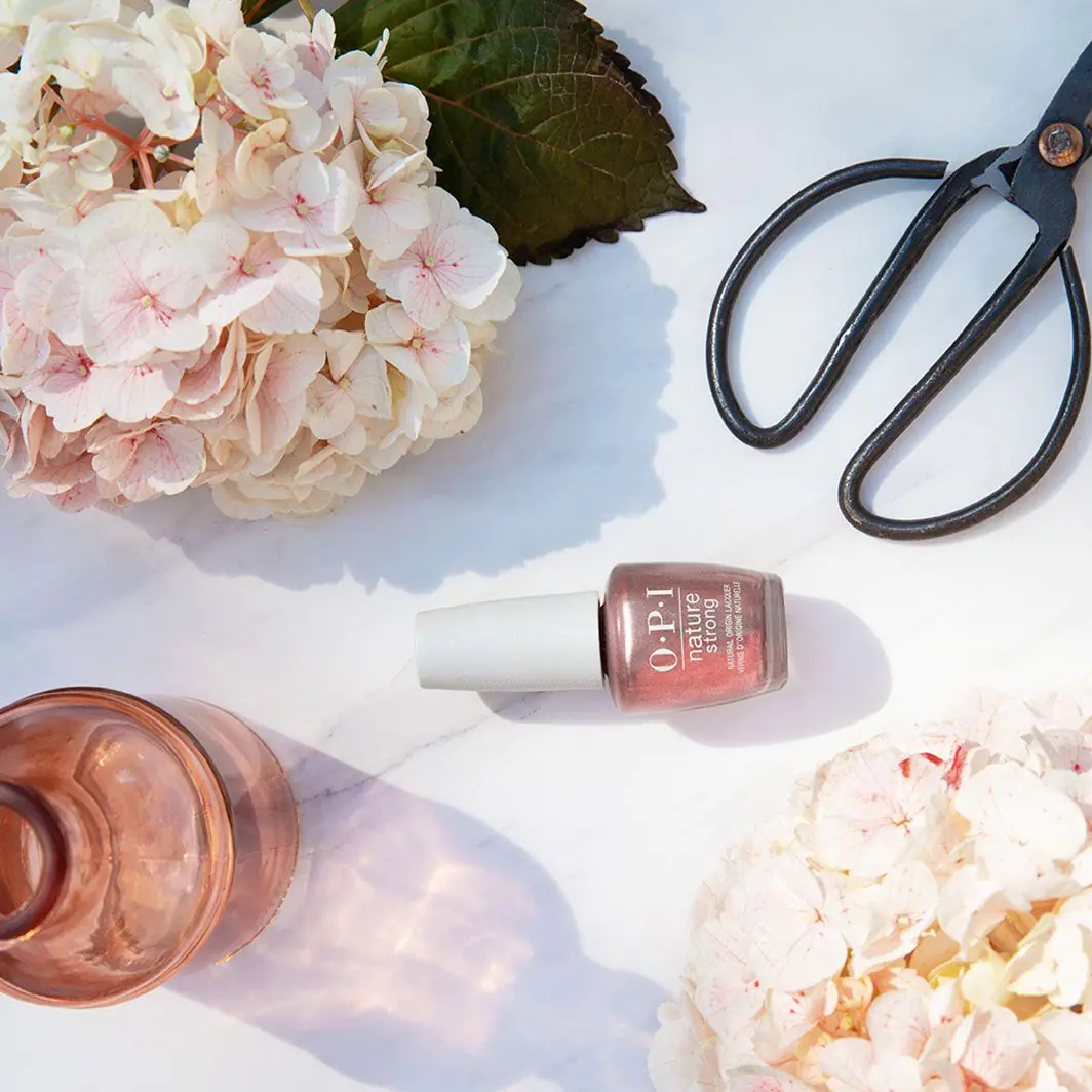 Opi Nature Strong Lakier do paznokci Intensions Are Rose Gold 15ml