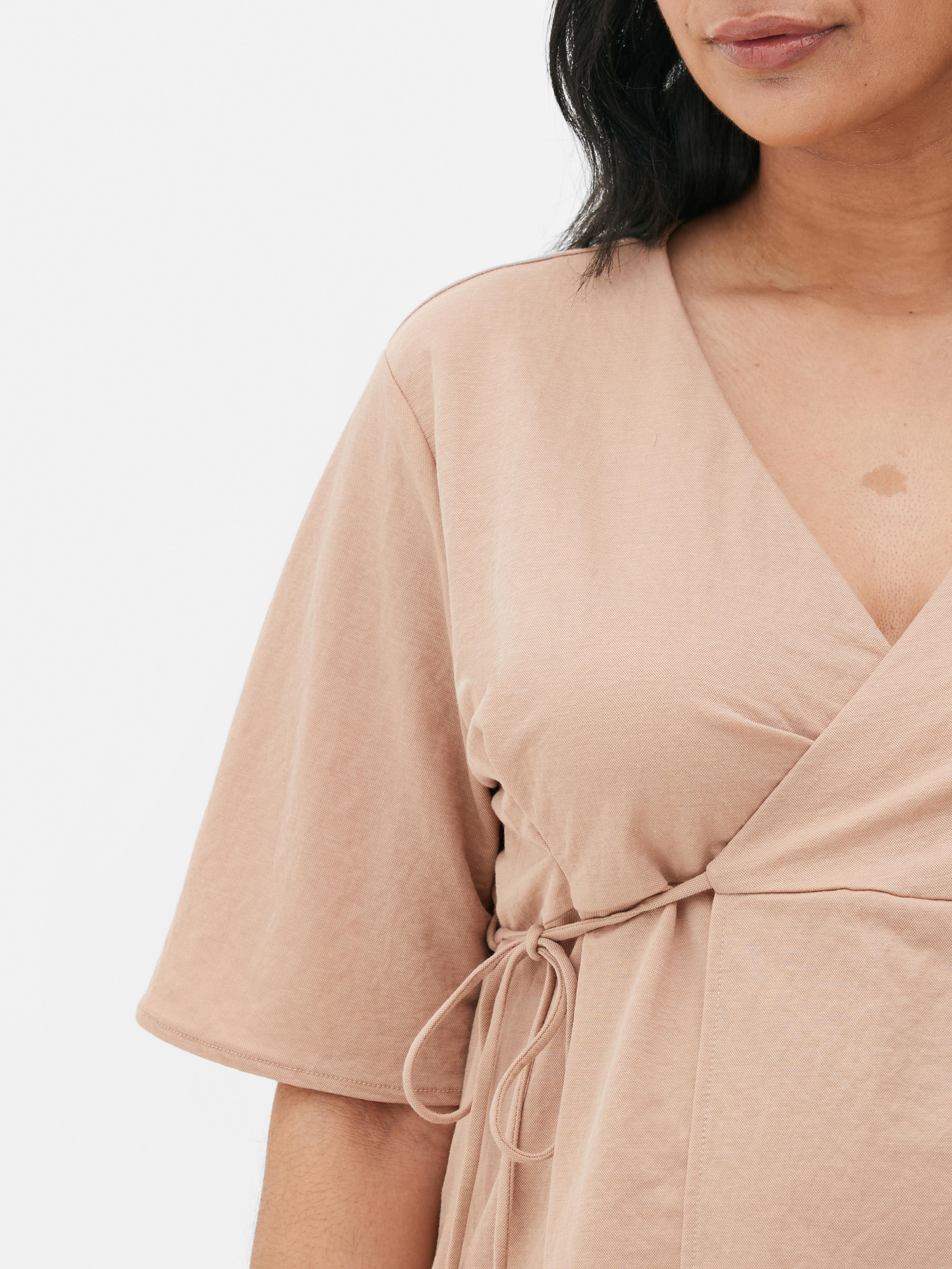 Zwangerschapswikkeltop Je vindt al je zwangerschapsbenodigdheden bij ons, zoals deze wikkeltop Product gemaakt van minimaal 50% duurzame viscose