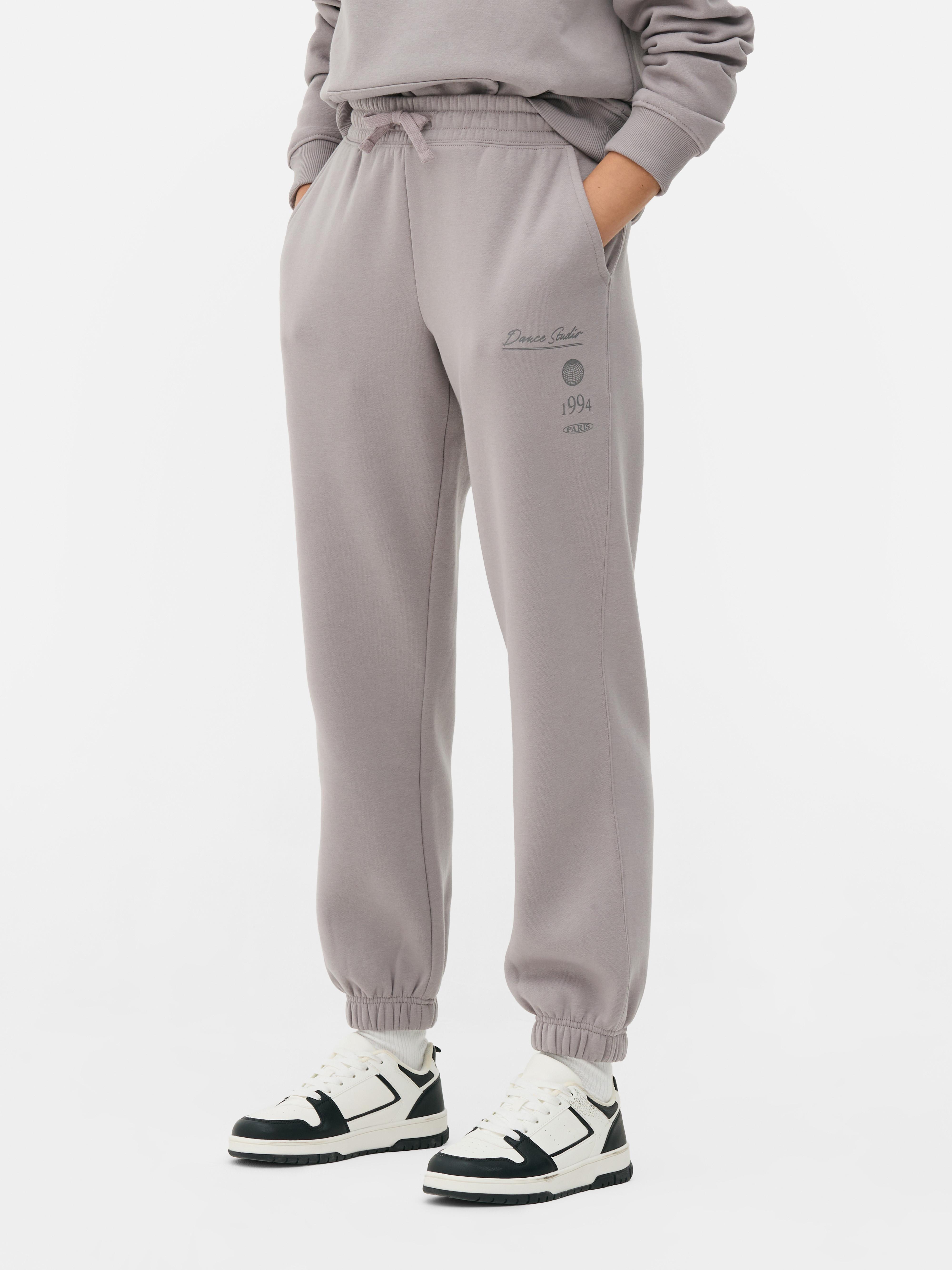 Pantaloni della tuta coordinati con stampa e coulisse. Pantaloni della tuta con coulisse, polsini alla caviglia, tasche laterali e un bel dettaglio grafico.