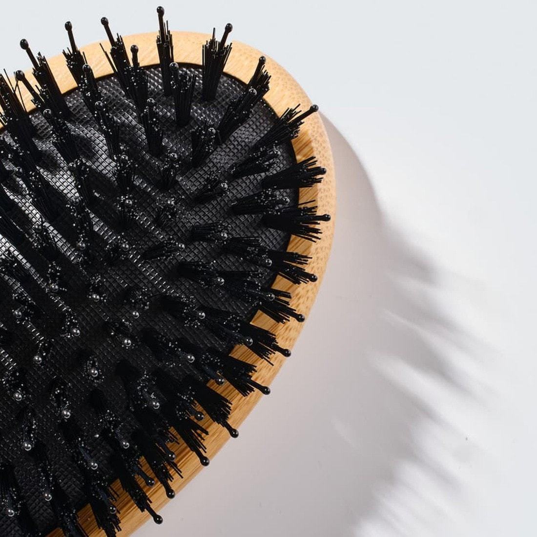 Drevená kefa Hairlust s bambusovými štetinami – 1 kus