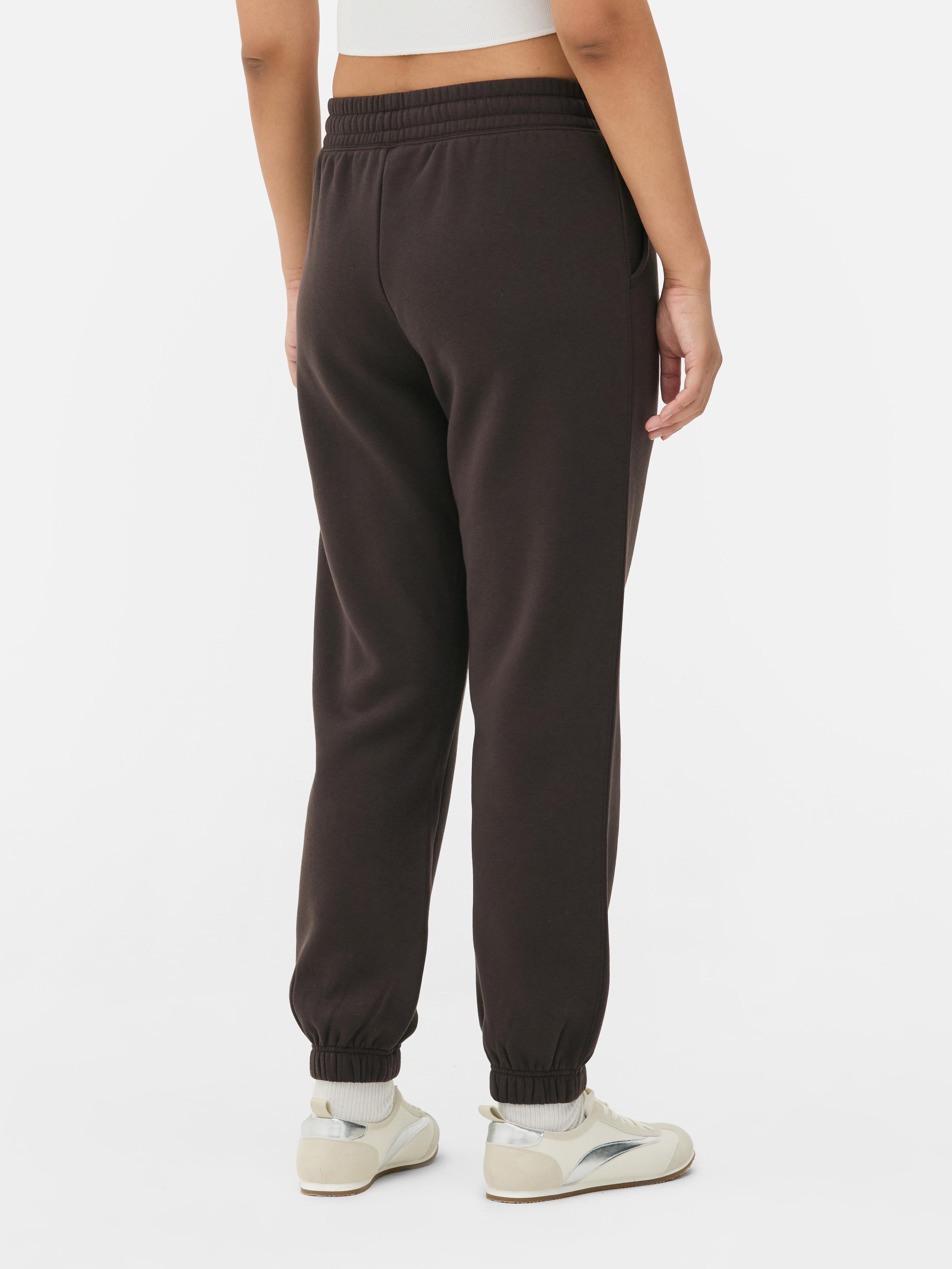 Pantaloni de jogging simpli cu croială regulată. Acești pantaloni de jogging cu manșete până la gleznă sunt indispensabili în garderoba ta casual.
