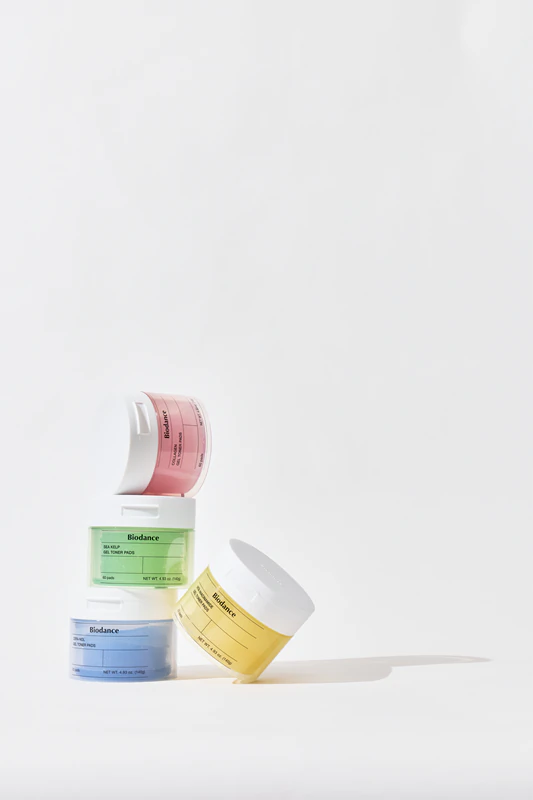 Os discos de tônico facial em gel de alga marinha da Biodance são suaves e tonificantes.