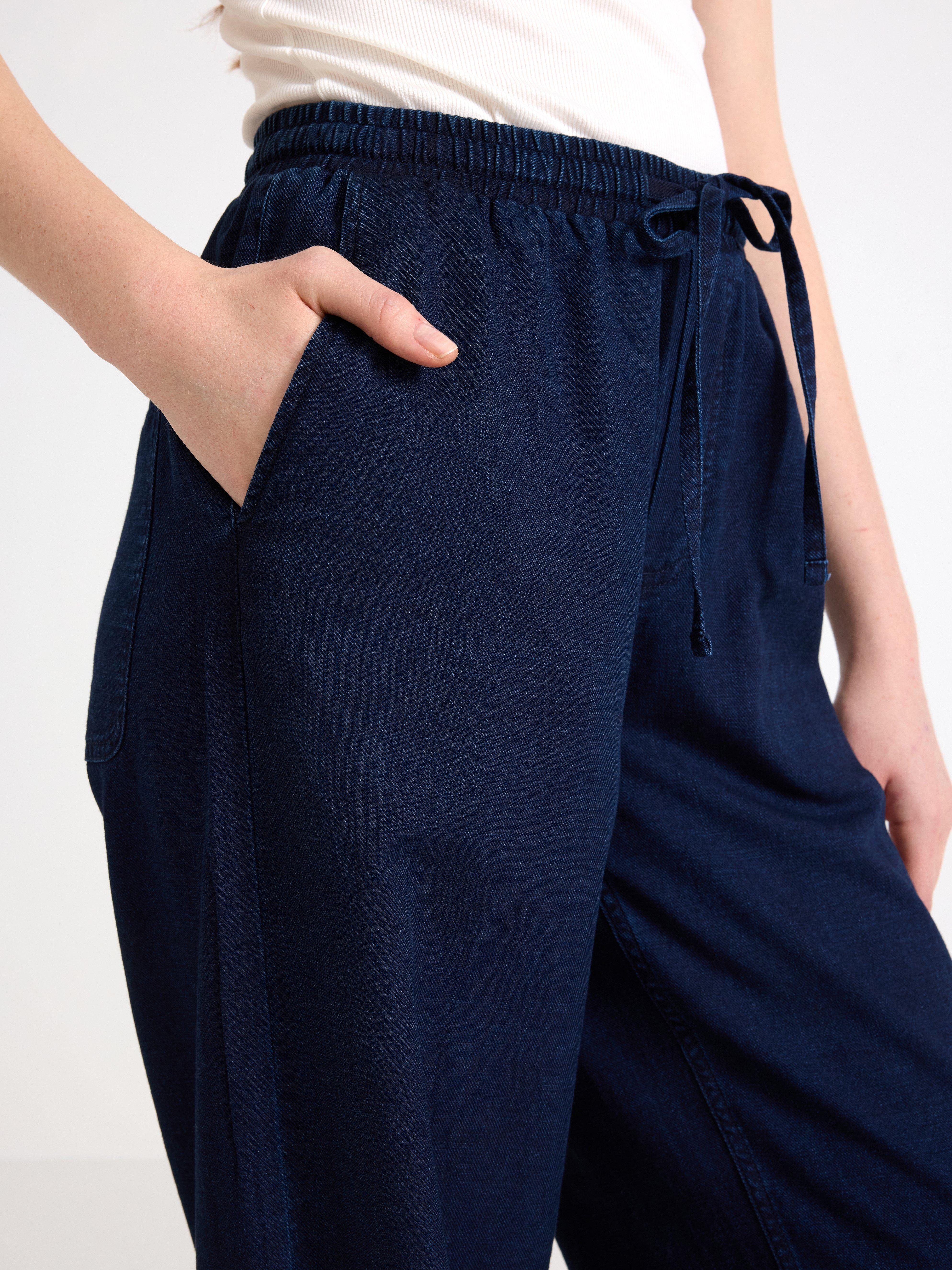 Pantalones vaqueros con cordón ajustable, color azul vaquero.