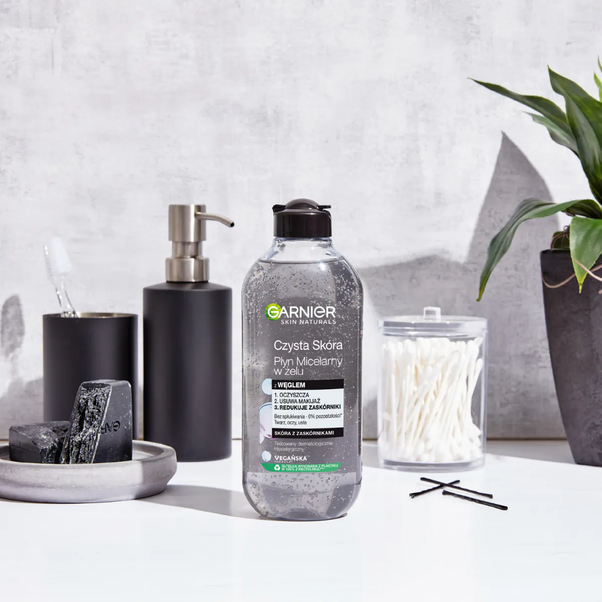 Garnier Skin Naturals Czysta Skóra Oczyszczający płyn micelarny w Żelu z Węglem i Kwasem Salicylowym