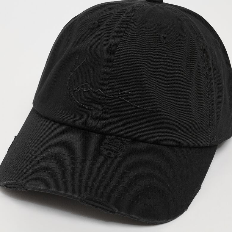 Cappellino con ricamo firmato, danneggiato e lavato