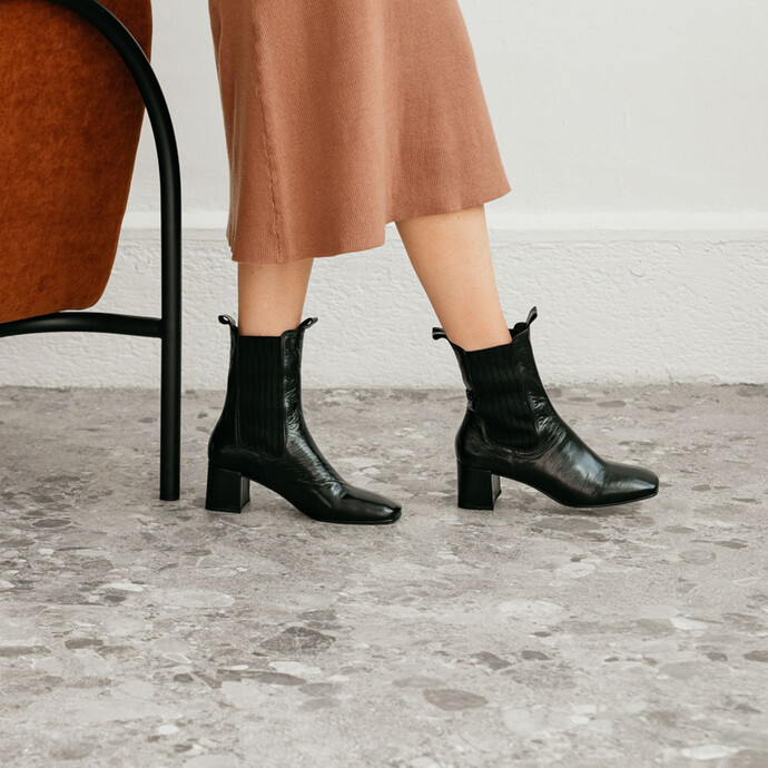 Bottines à talons et fronces  en cuir vieilli noir
