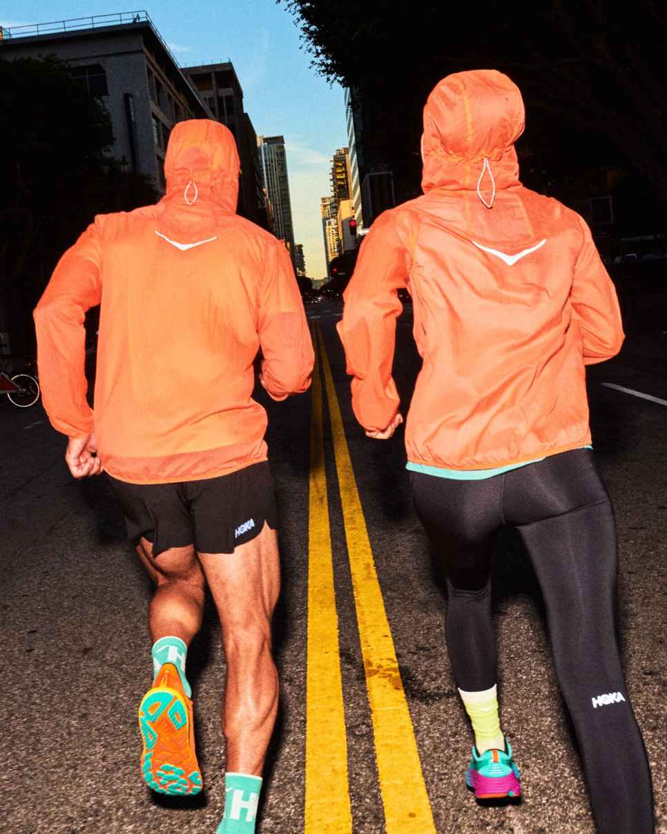 HOKA Chaqueta Skyflow Viz color mandarina eléctrica