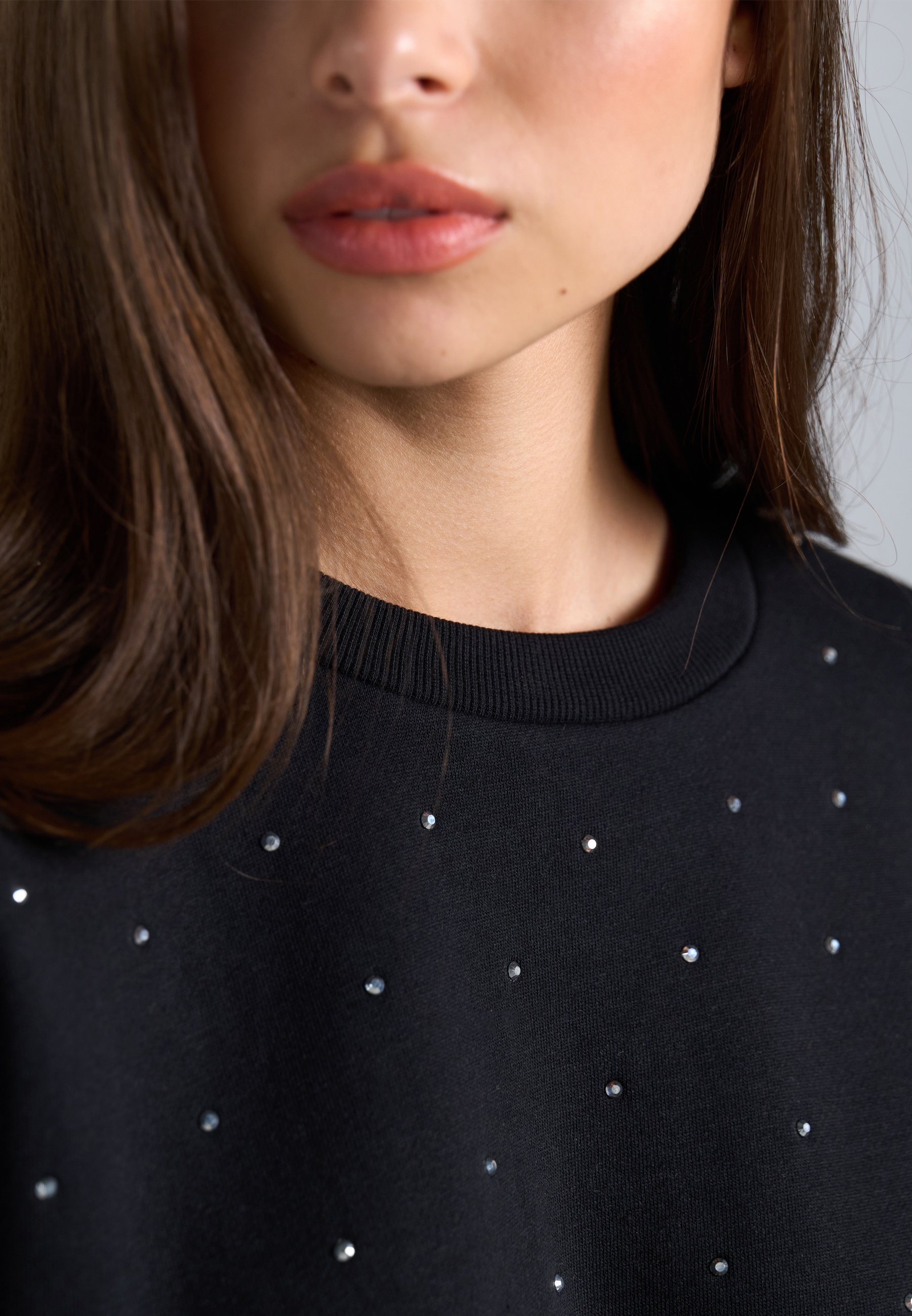 Pulover s črno in belo barvo