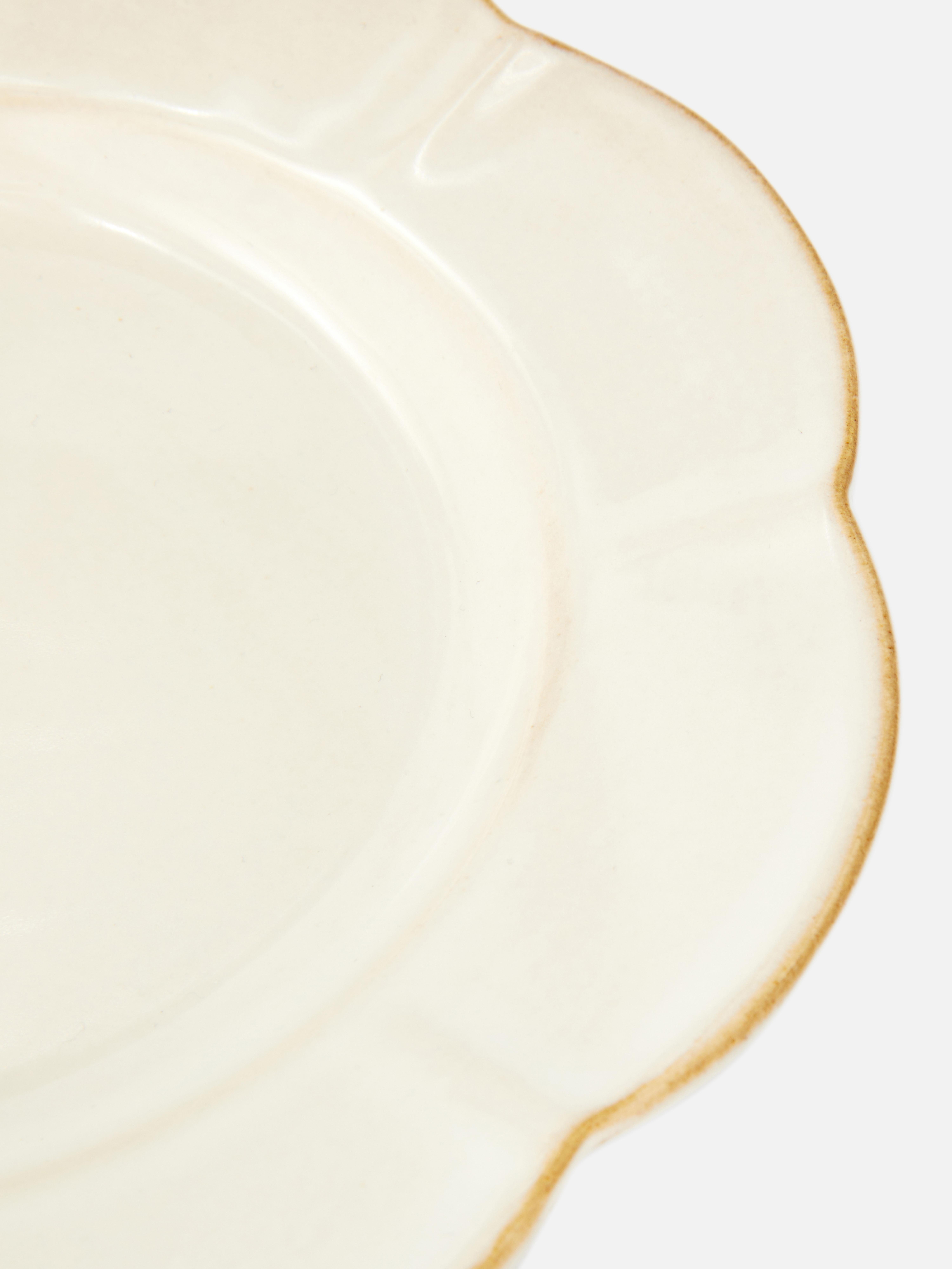 Farfurie ceramică festonată O frumoasă farfurie ceramică cu margini festonate organic