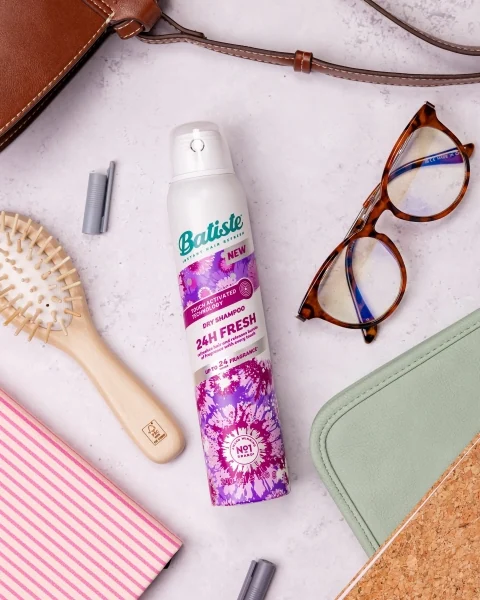 Champú seco Batiste 24H Fresh con tecnología de activación táctil.