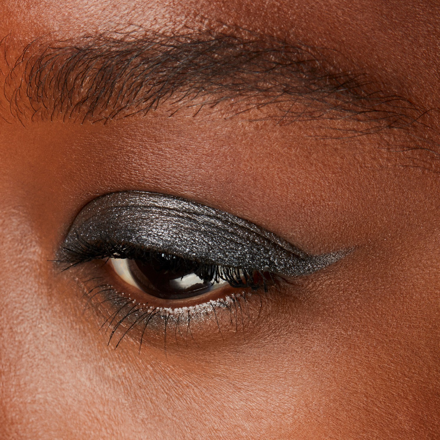 MAC akių pieštuko spalvos „Excess Gen“ akių kontūro pieštukas – 0,35 g