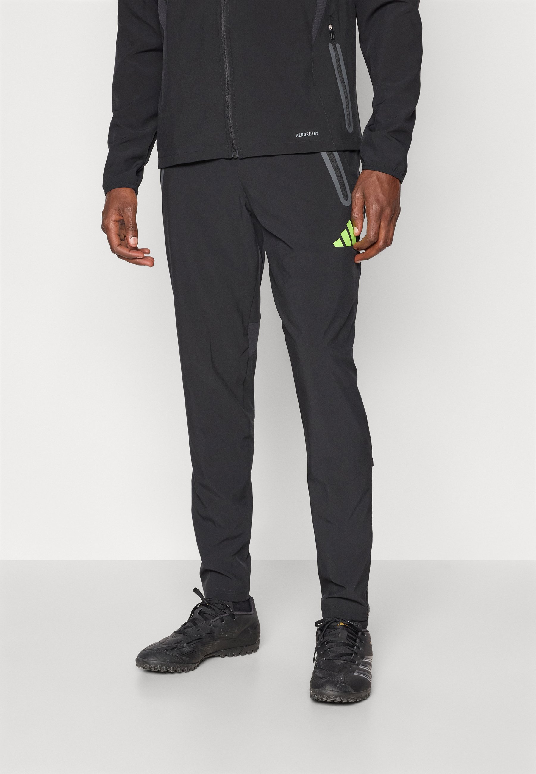 adidas Performance REAL MADRID TIRO25 PRO VIS TECH TRAVEL PANT - Odzież klubowa - czarny/jasnozielony