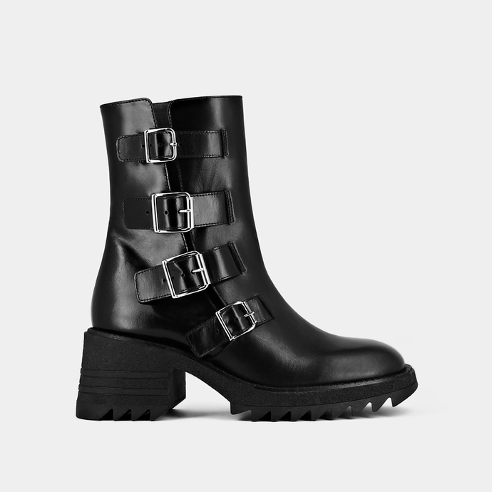 Boots à sangles et semelles crantées  en cuir glacé noir