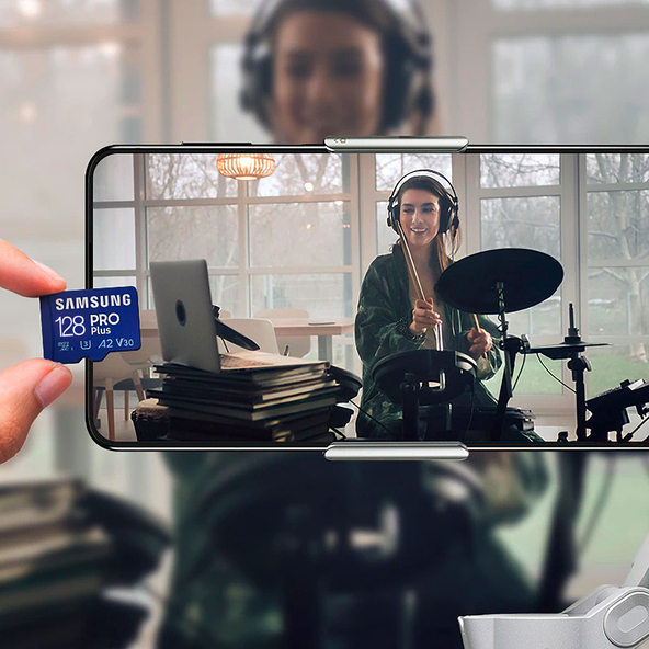 Κάρτα μνήμης microSD 128GB Pro Plus, συμπεριλαμβανομένης της συσκευής ανάγνωσης καρτών USB