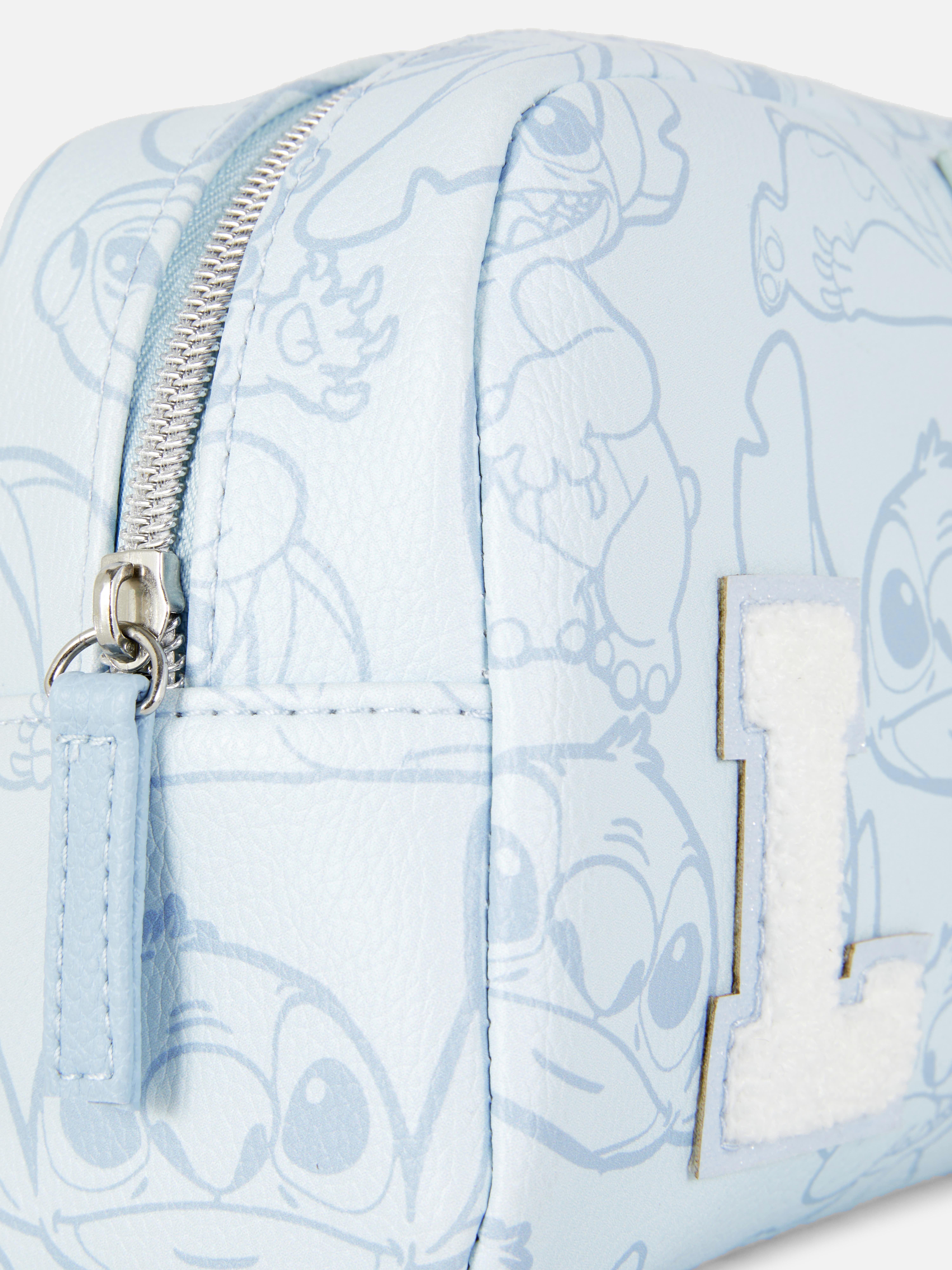 Sminktáska Disney Stitch mintás kezdőbetűs applikációval. Kis sminktáska kezdőbetűs applikációval és Disney Stitch mintával.