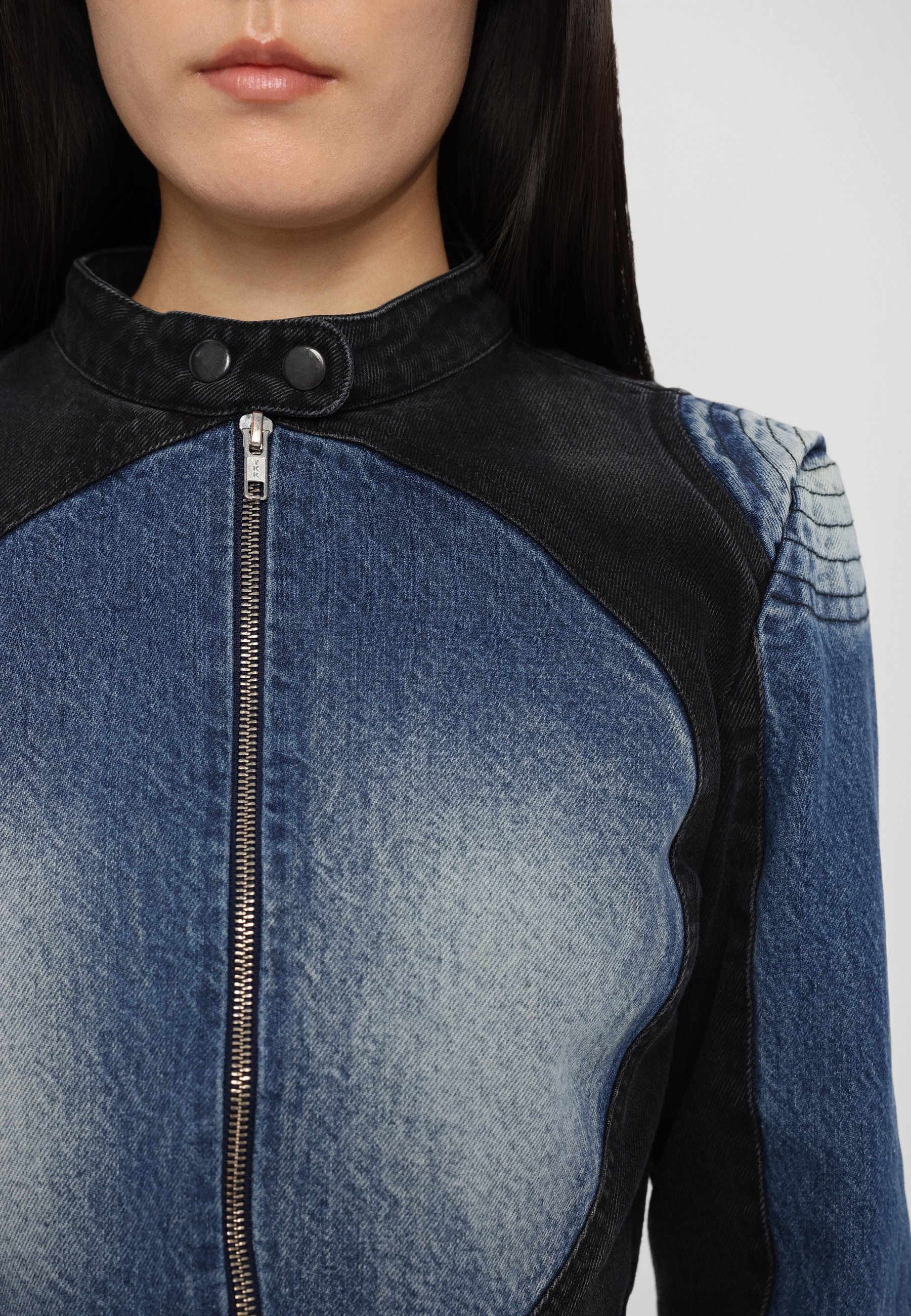 Veste en jean Ksenia Schnaider TAROT avec détails ovales contrastés - bleu foncé/noir