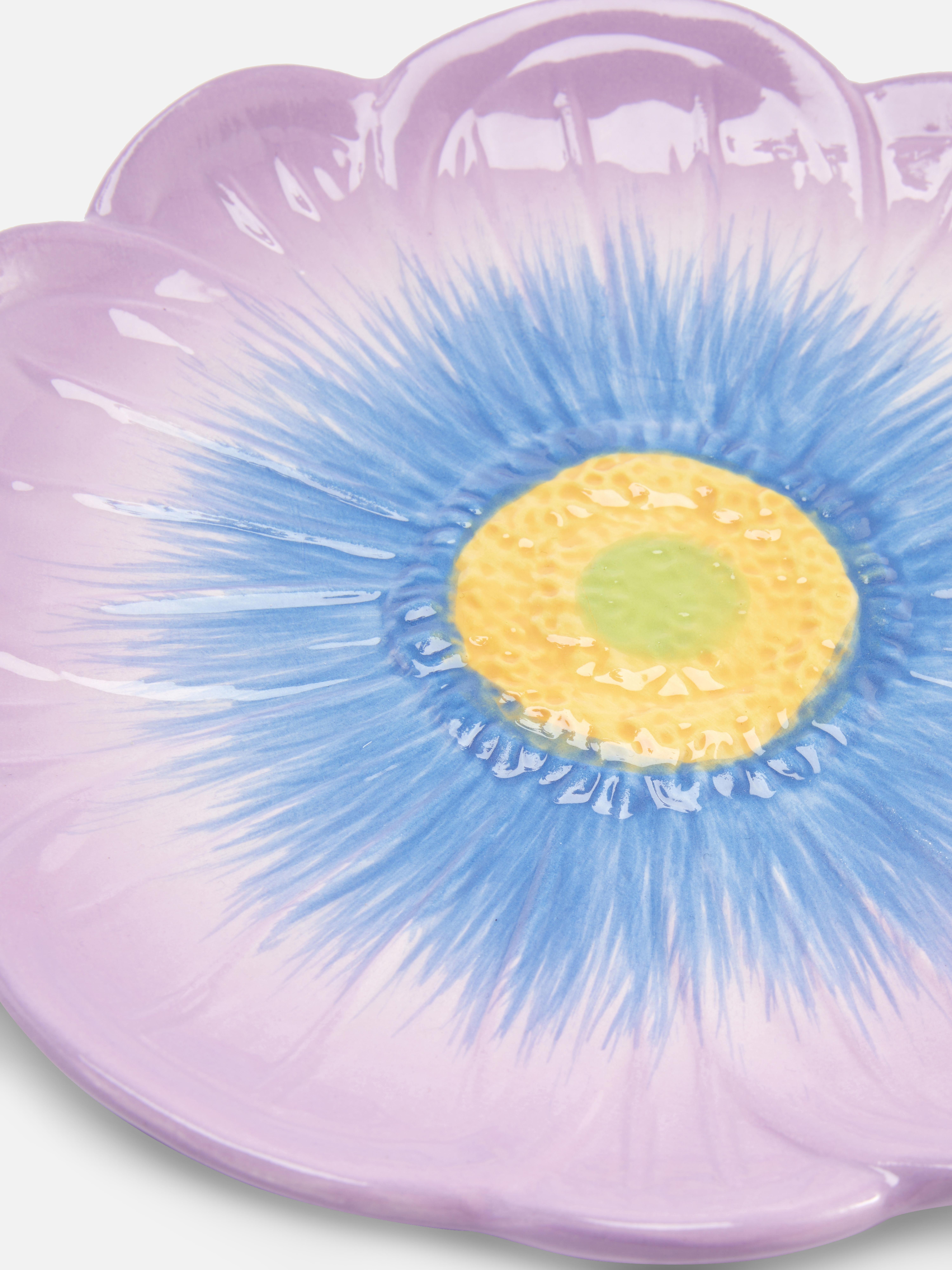 Farfurie cu textură florală Această farfurie cu textură florală oferă fiecărei mese o atmosferă de vis.
