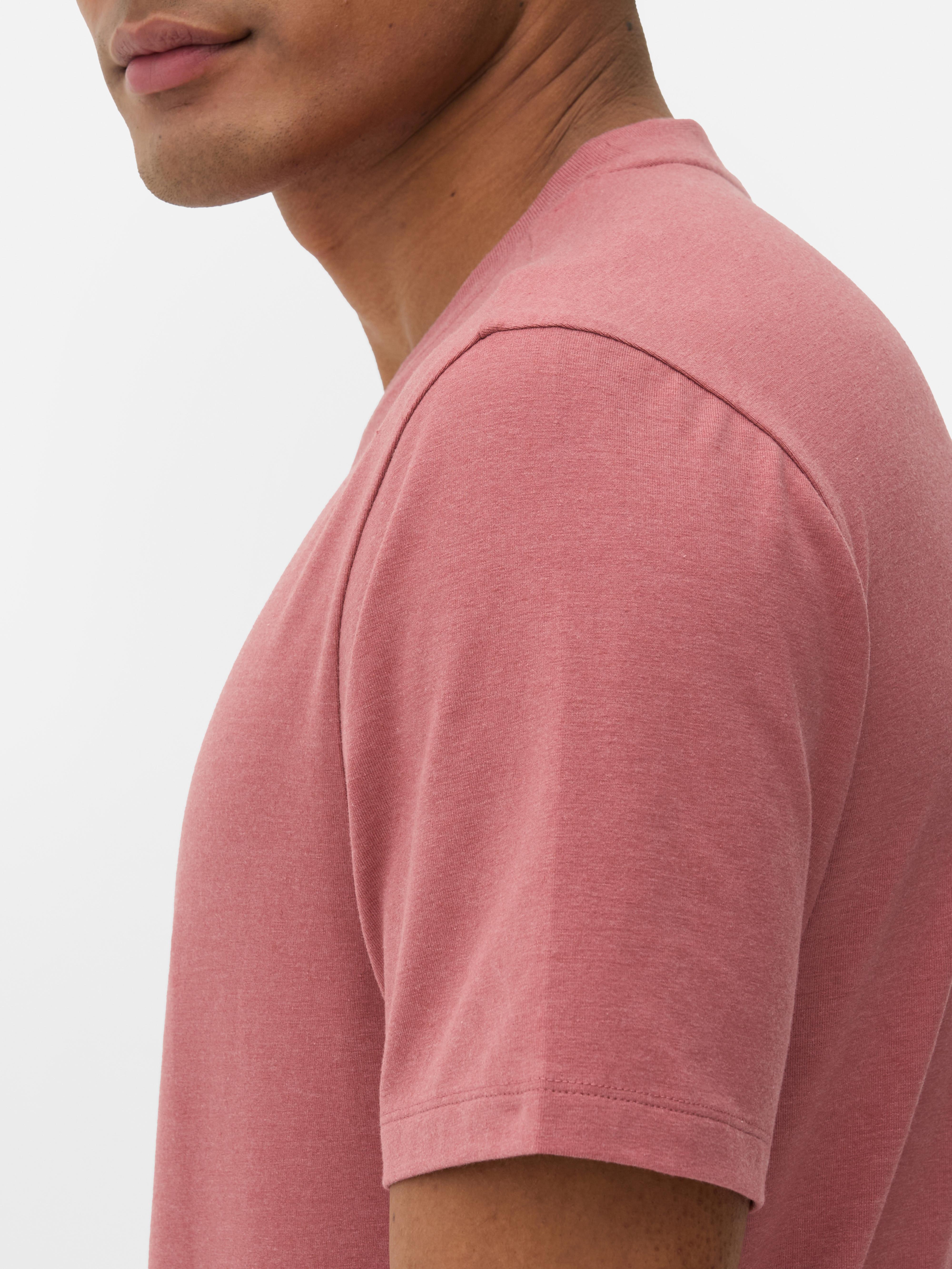 Schmal geschnittenes T-Shirt, hauptsächlich aus Baumwolle. Dieses T-Shirt hat eine figurbetonte Passform, einen Rundhalsausschnitt und kurze Ärmel.