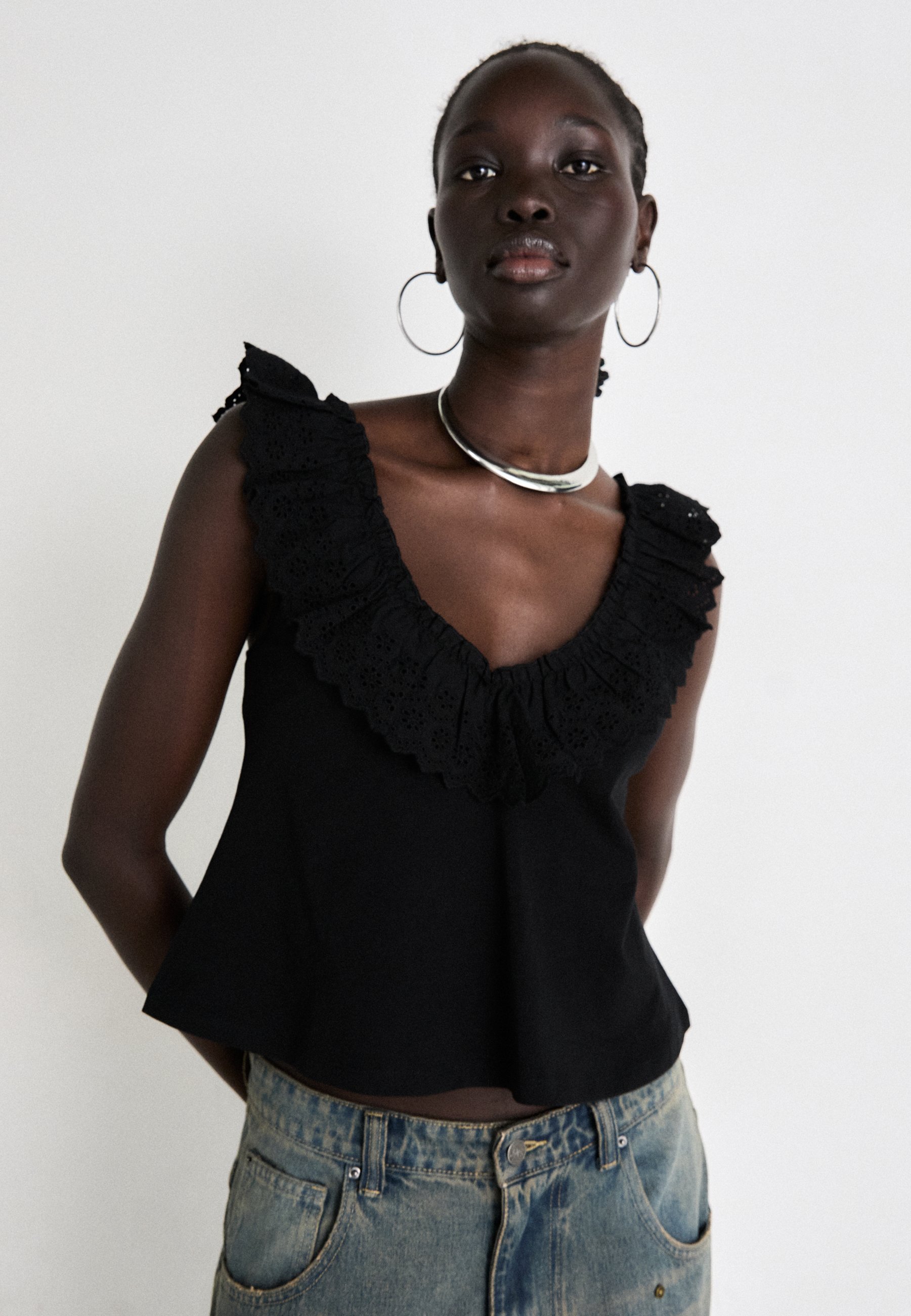 Canotta Gina Tricot con ricamo inglese - T-shirt stampata - nera