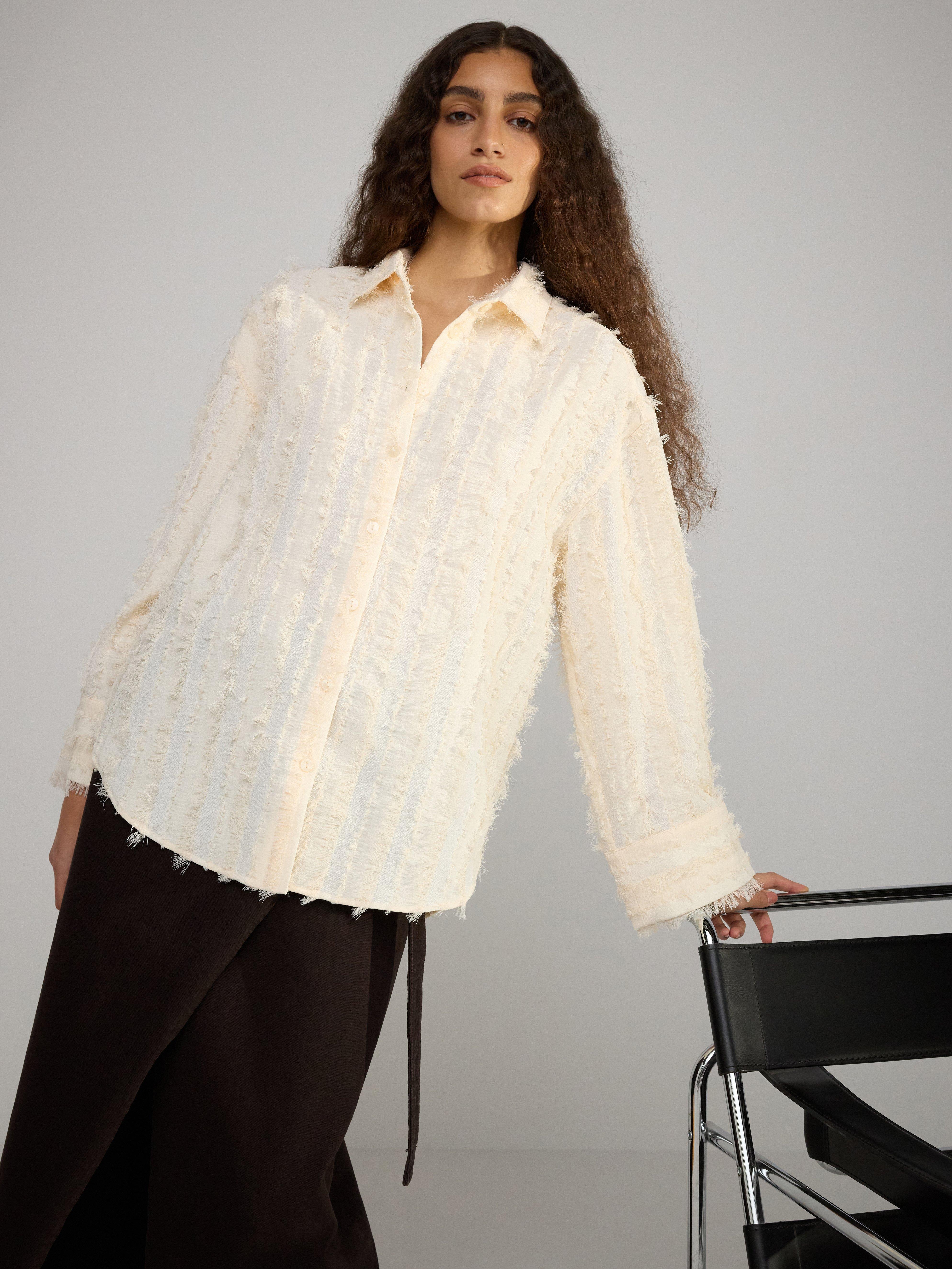 Camisa com franjas, branco acinzentado