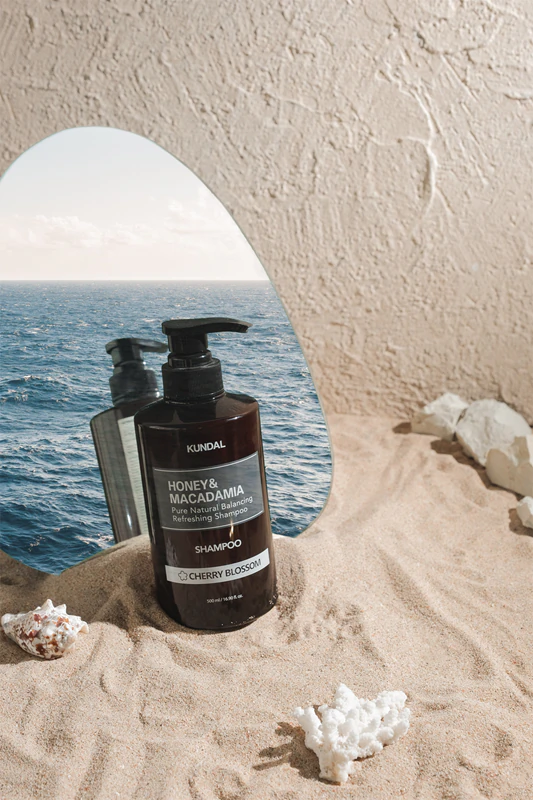 Shampoo natural KUNDAL com mel e flor de cerejeira macadâmia para cabelos secos e danificados.