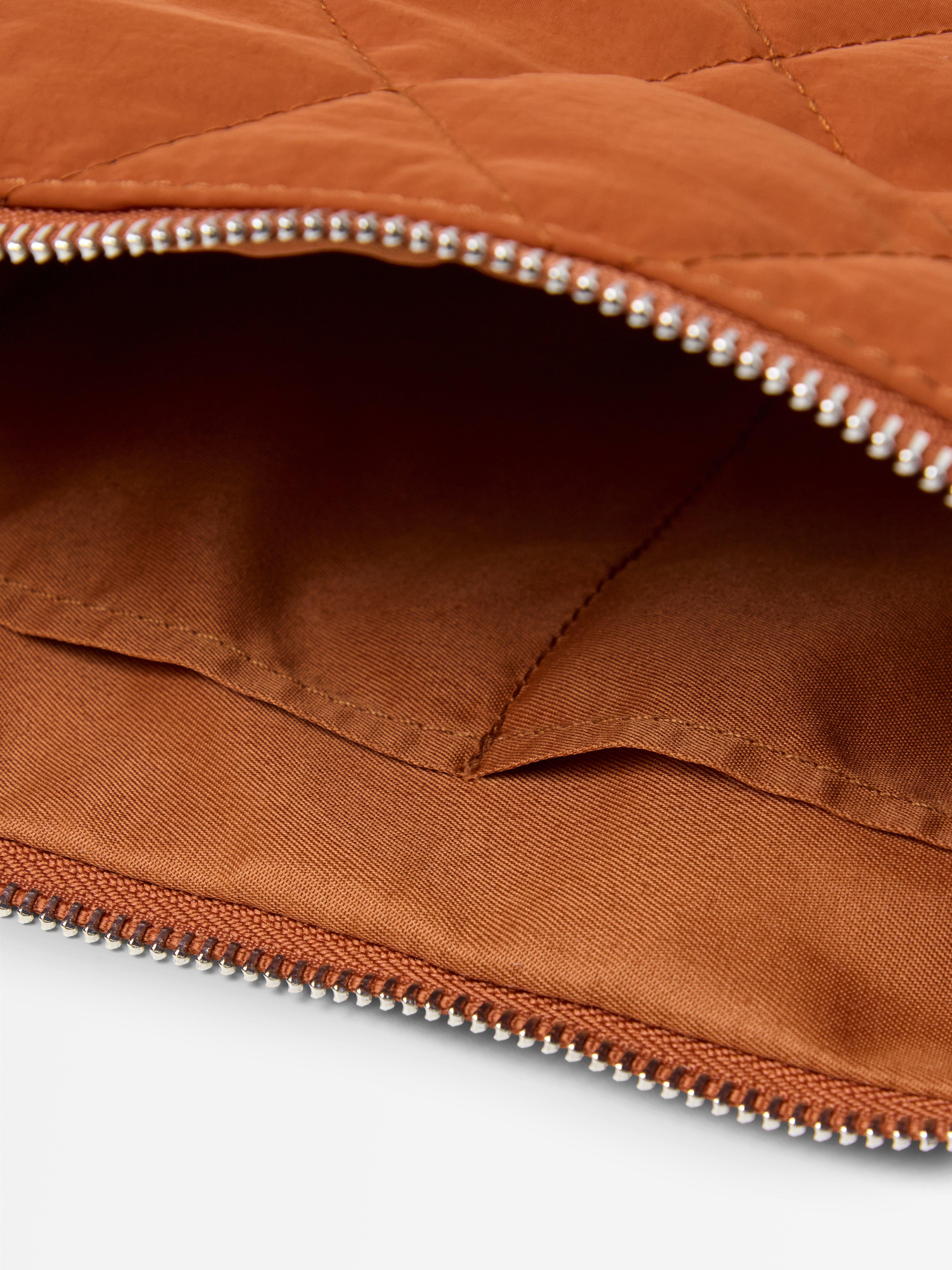 Bolsa de ombro acolchoada, cor laranja acinzentado.