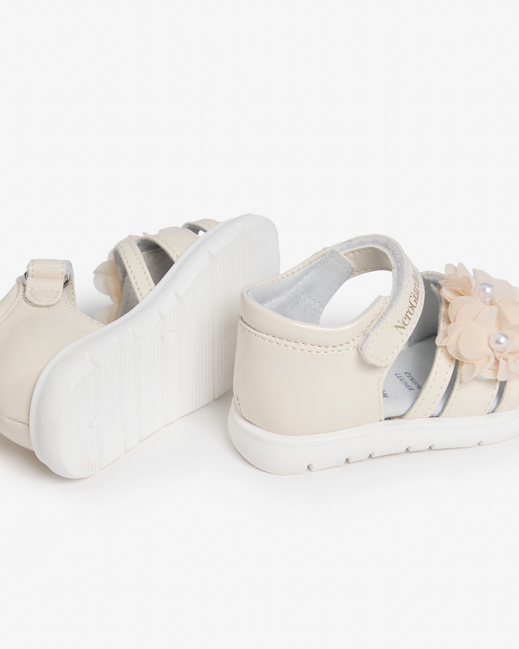  Sandalen für junge Mädchen aus Leder und technischen Materialien