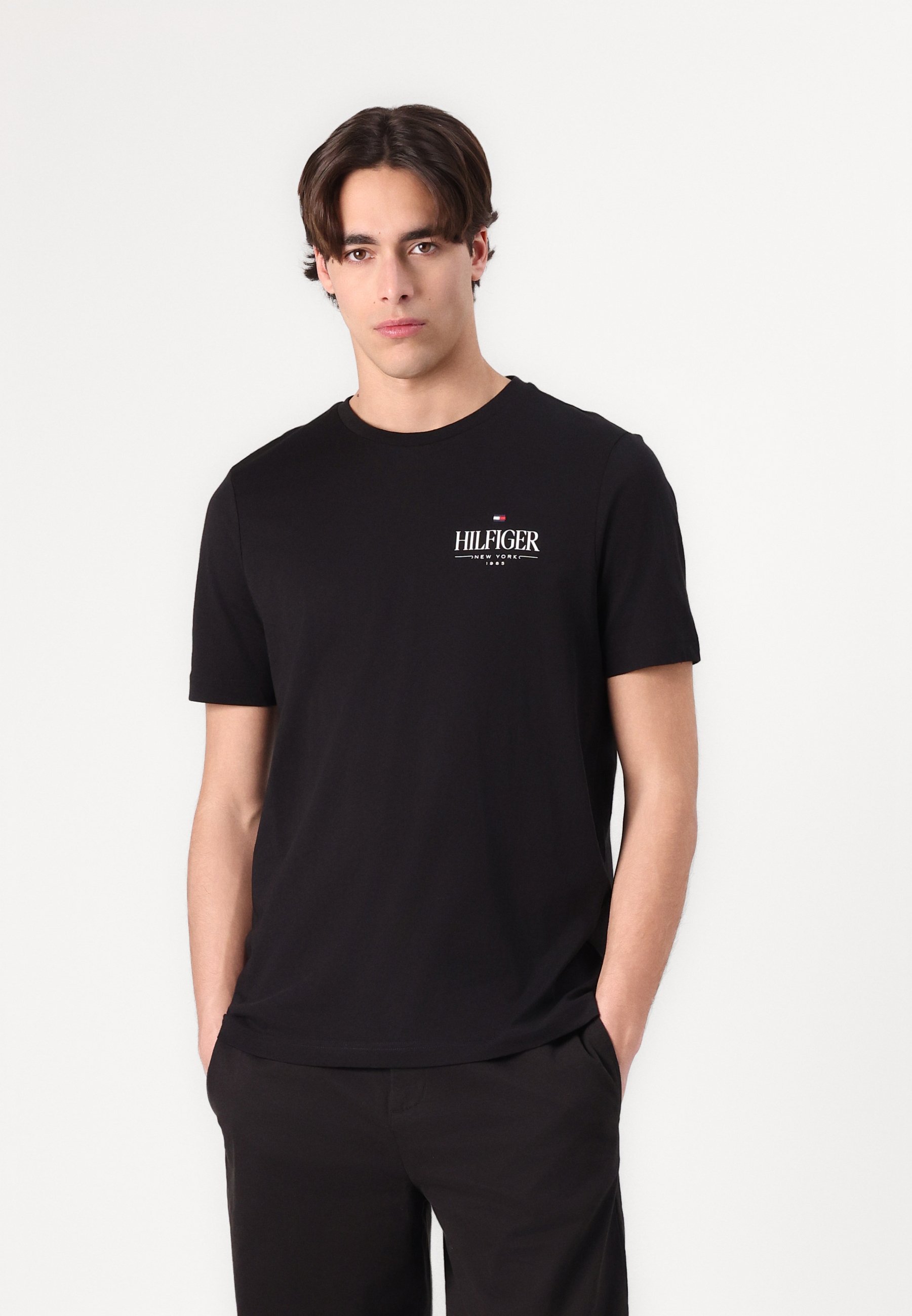 Tommy Hilfiger STACK TEE UNISEXE - T-shirt imprimé - noir