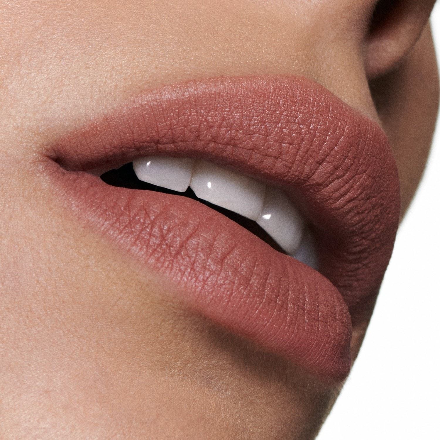 MAC skysti lūpų dažai „Intimate Nudes Powder Kiss“ – 5 ml