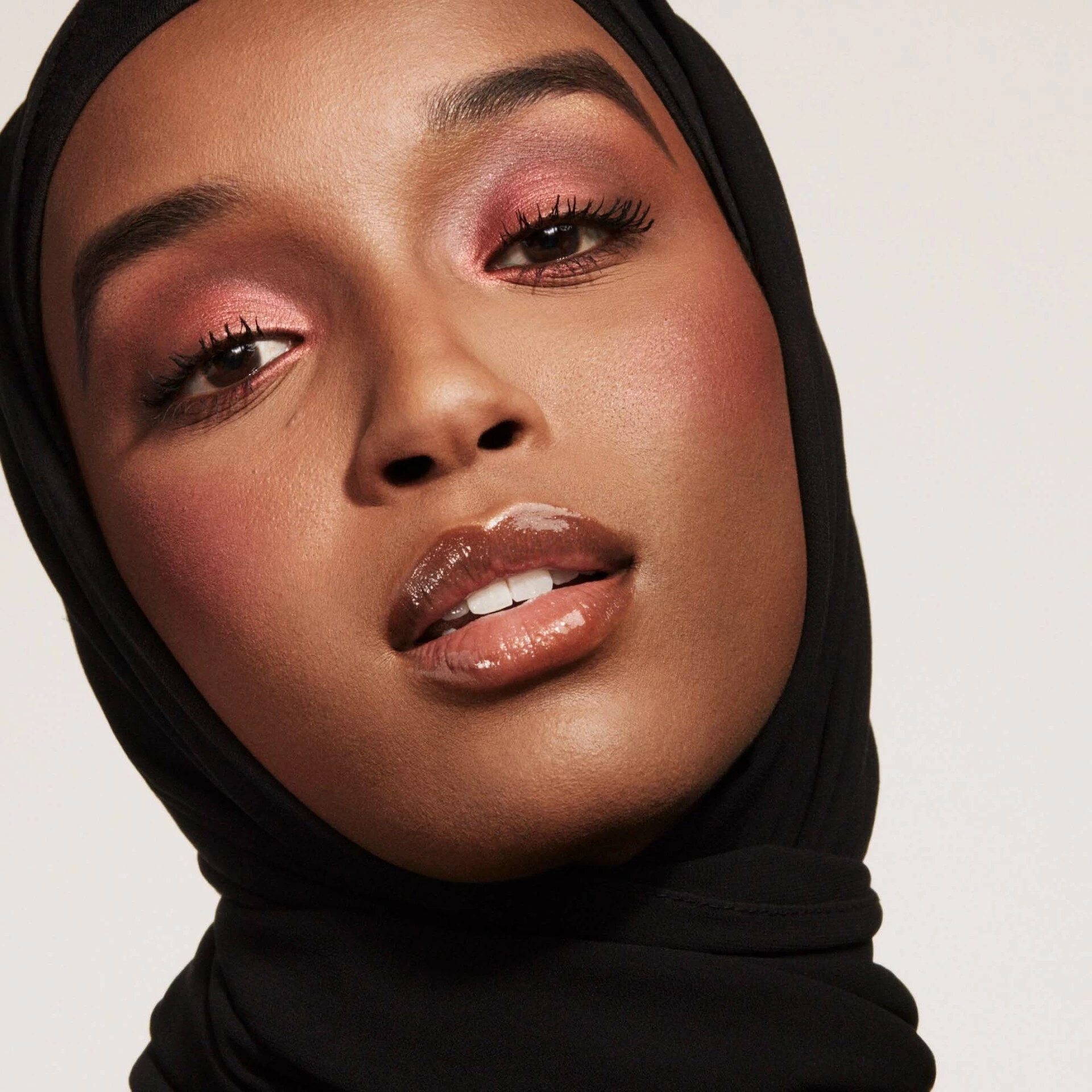 Iluminator Killawatt Foil Freestyle Ruby Richez - Fenty Beauty