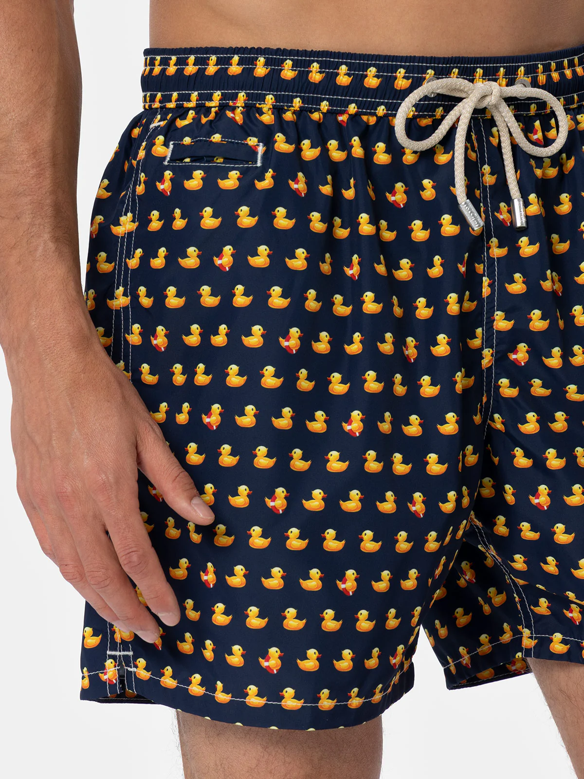 Mid-length zwembroek voor heren | Sneldrogend, all-over print met rubberen eendjes | Elastische tailleband, verstelbaar trekkoord | MC2 Saint Barth
