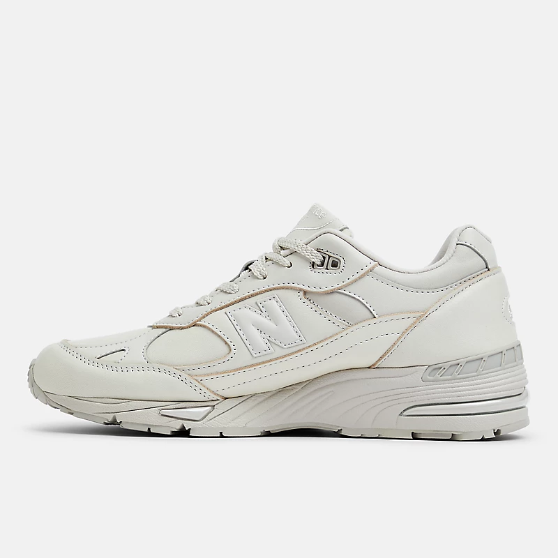 Chaussures homme de luxe contemporaines 991v1, fabriquées au Royaume-Uni – Gris clair avec des motifs clair de lune et pierre ponce