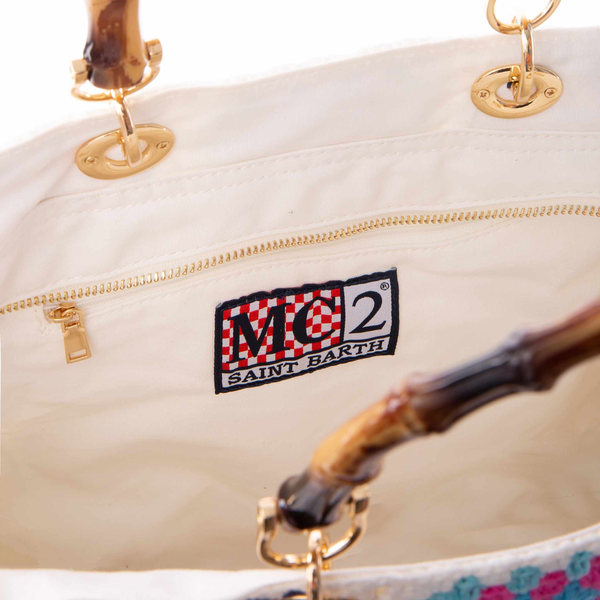 Handgemaakte gehaakte tas met tegelmotief, Victoria-stijl, met handvatten in bamboe-look | Meerkleurig patroon op witte achtergrond | Binnenflap met metalen ritssluiting | Binnenvak | MC2 Saint Barth