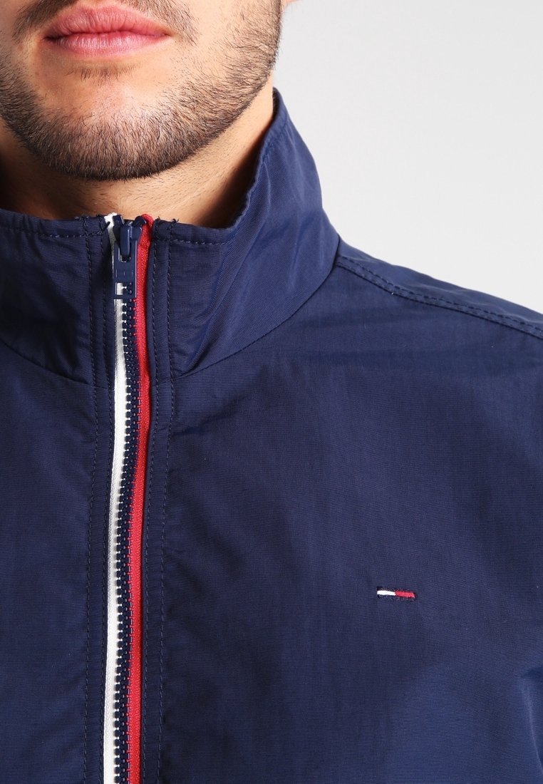 Tommy Jeans vasarinė striukė - tamsiai mėlyna